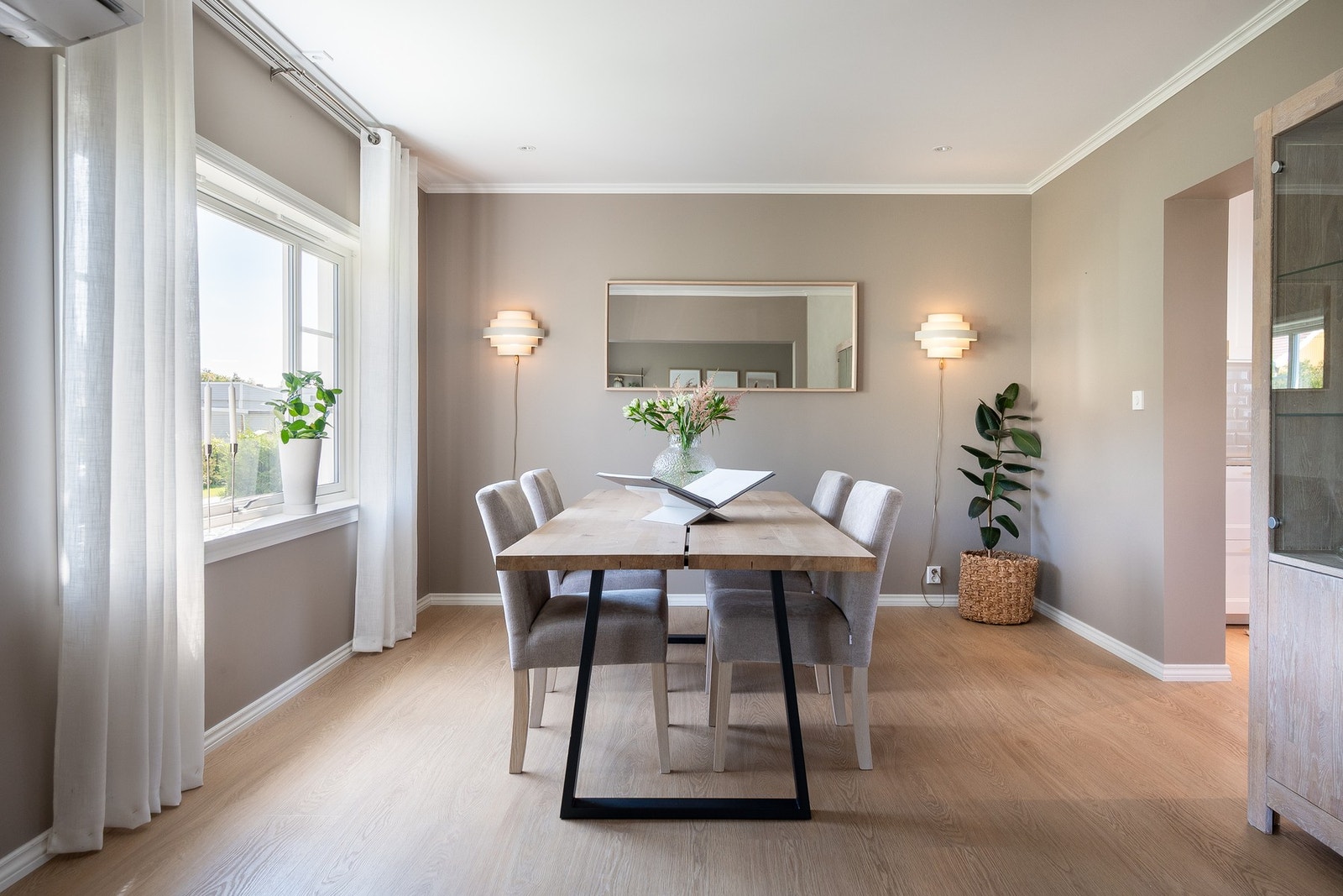 I spisestuen er det god plass til et romslig spisebord, og vinduene bidrar til en lys og hyggelig spiseplass. Galleribilde