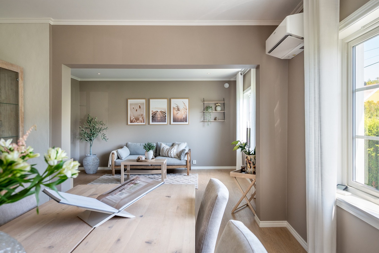 Rommets størrelse og form gir god plass til sofagruppe, salongbord og øvrig møblement. Galleribilde