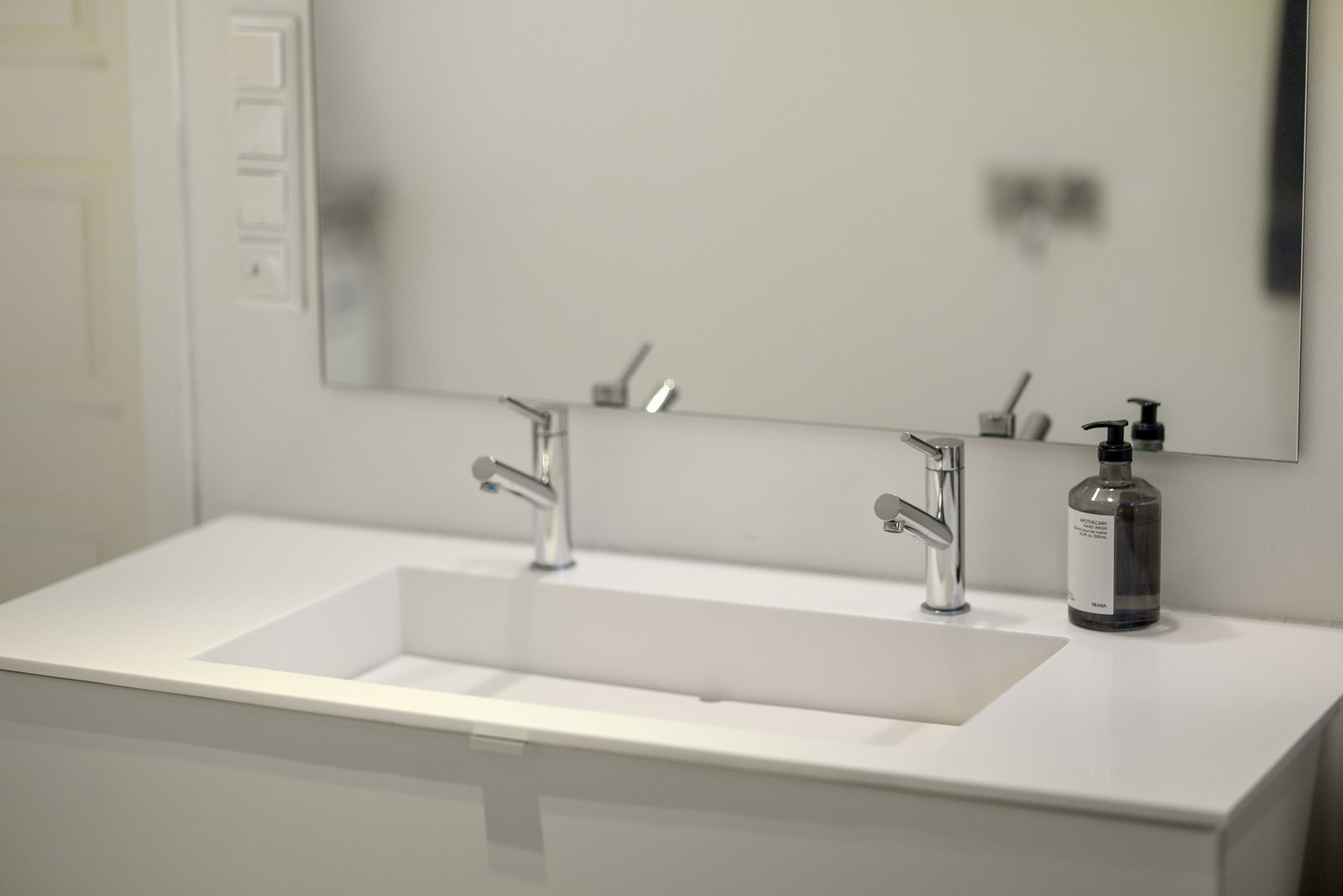 Badet har dusjnisje, dobbel servantinnredning, vegghengt toalett og opplegg for frittstående badekar. Galleribilde