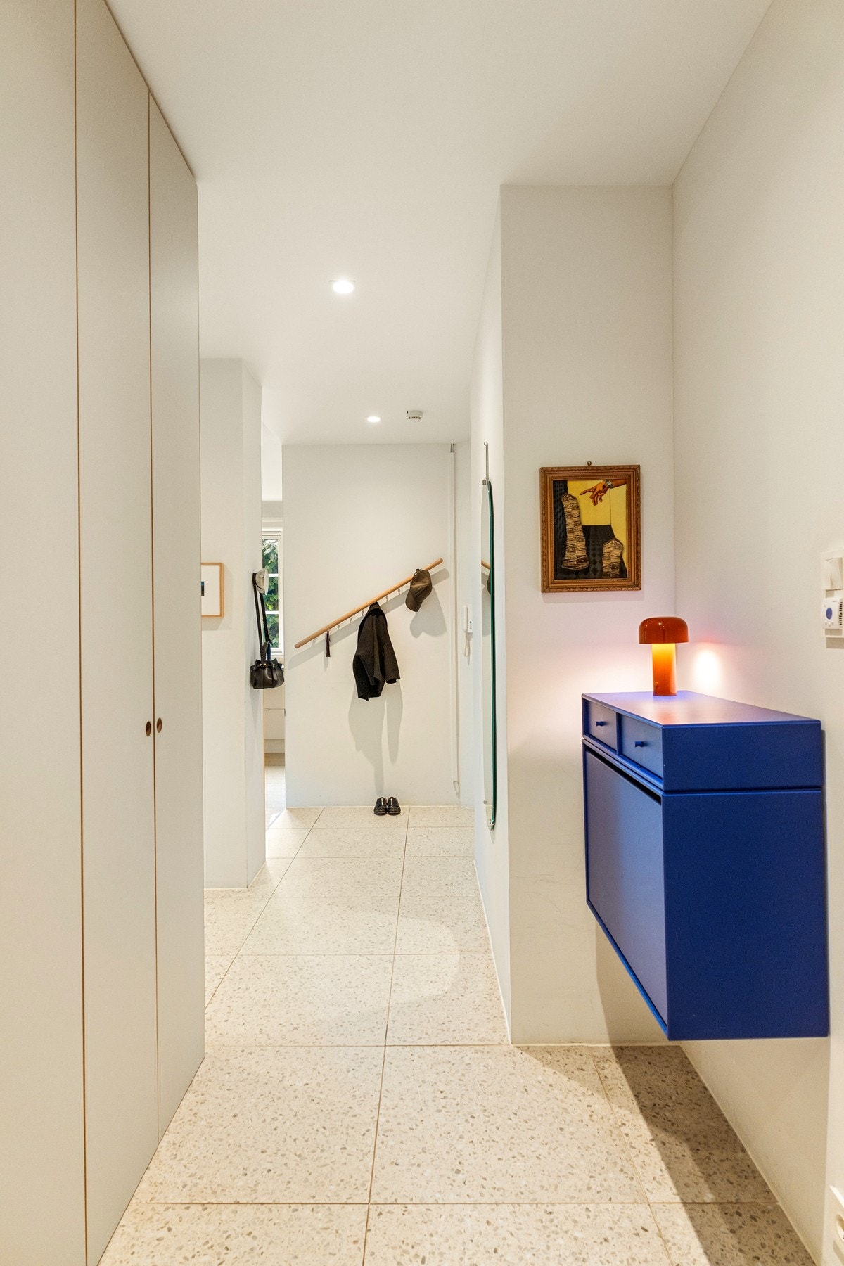 God plass til oppbevaring av yttertøy og sko. Galleribilde