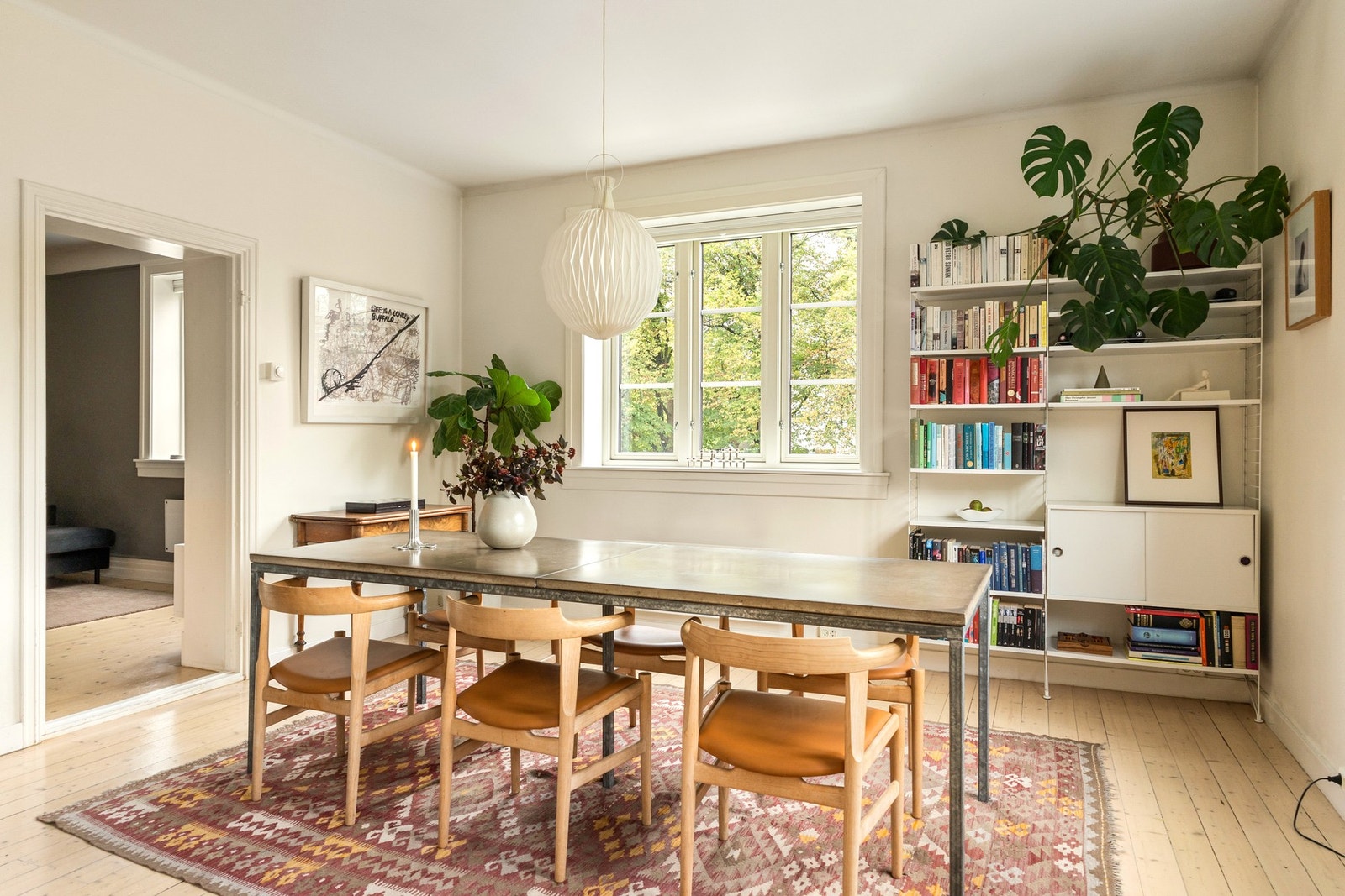 En hyggelig spisestue som ligger naturlig i tilknytning til både stue og kjøkken. Galleribilde