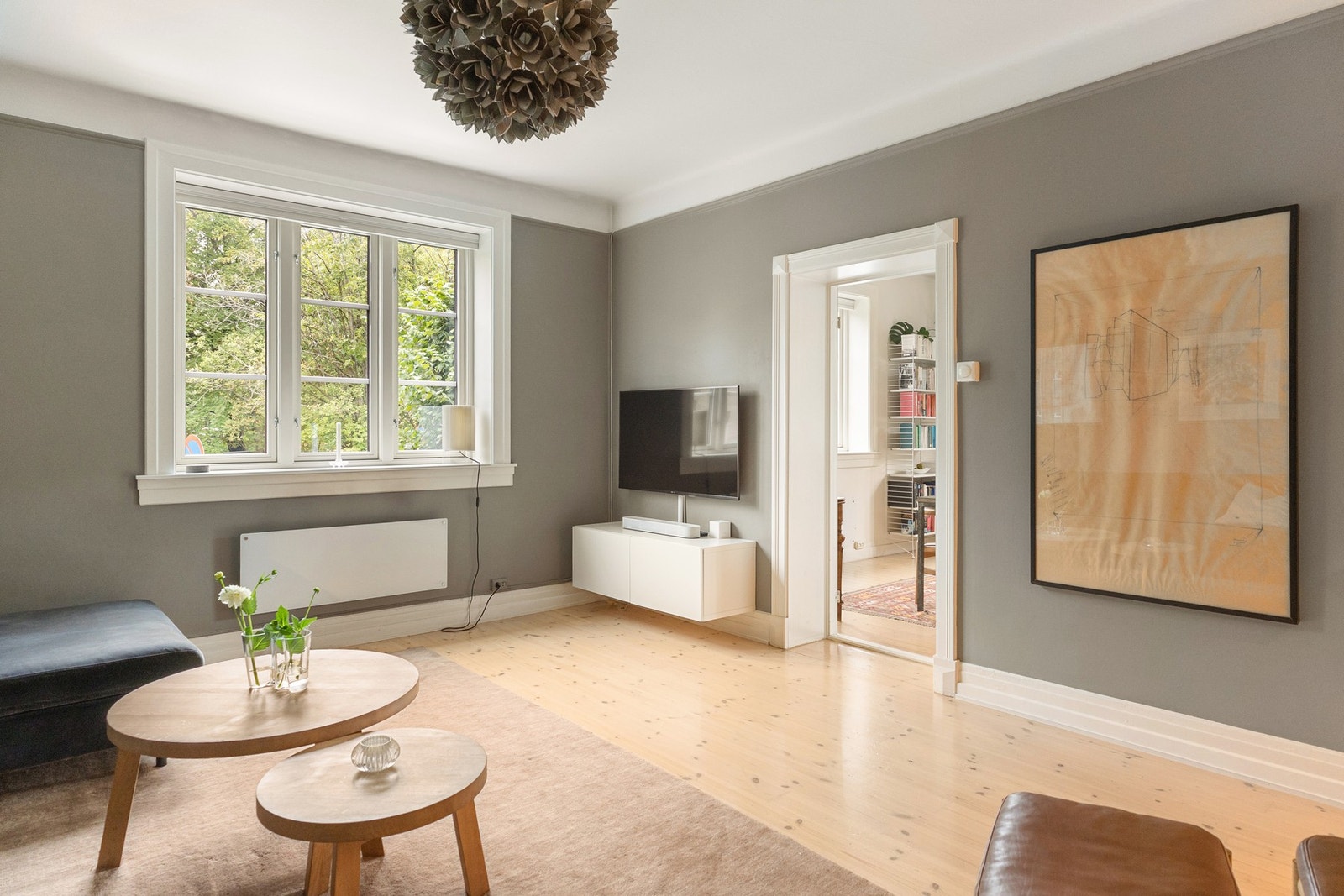 Store vindusflater bidrar til godt med naturlig lys i stuen. Galleribilde