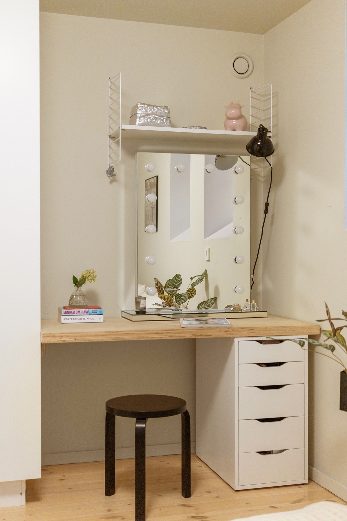 Praktisk skrivepult med mange bruksmuligheter Galleribilde