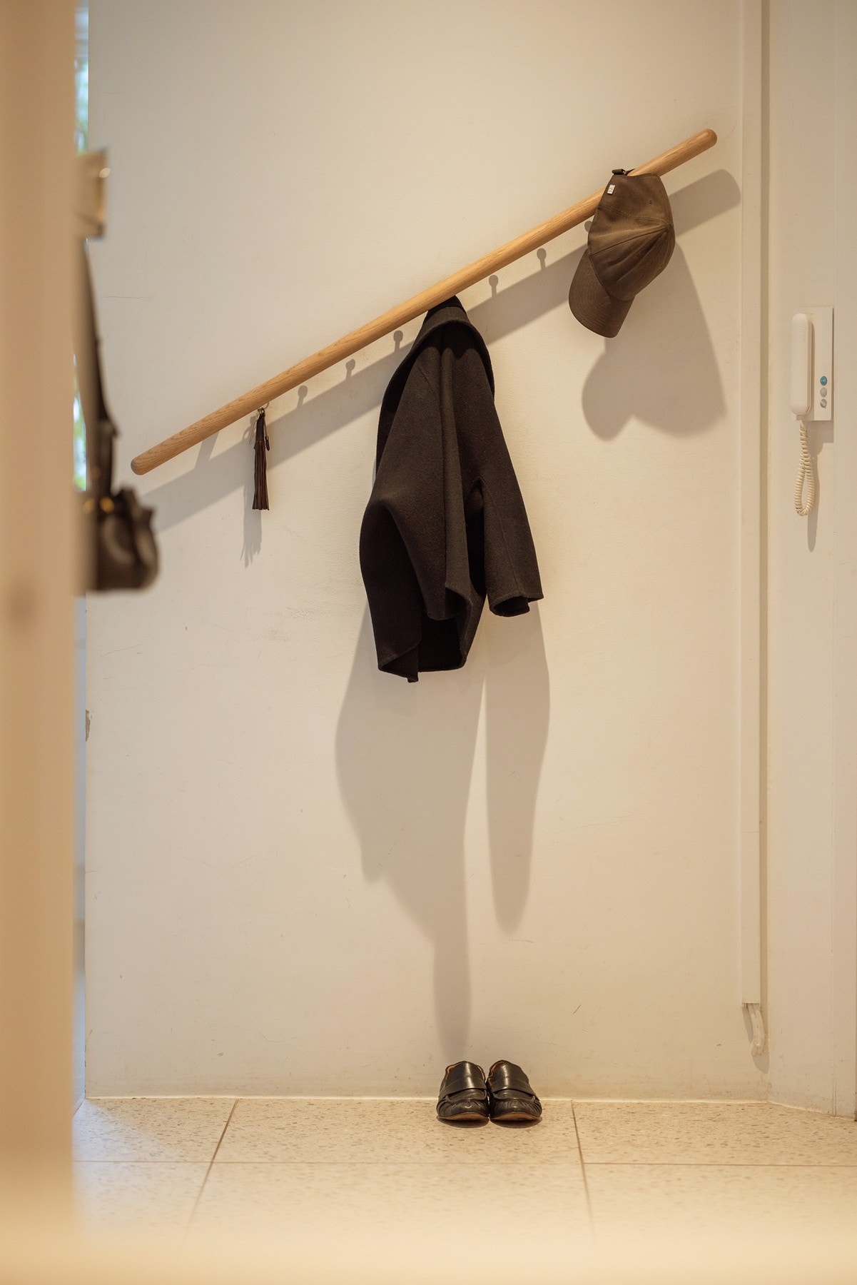 Fra entréen er det enkel adkomst videre til boligens øvrige rom. Galleribilde