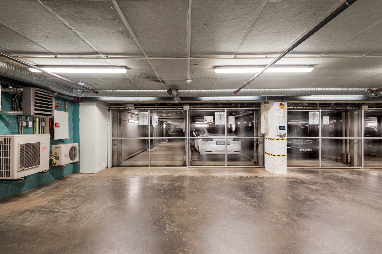 Garasjeplass i felles parkeringskjeller med elbillader. Galleribilde