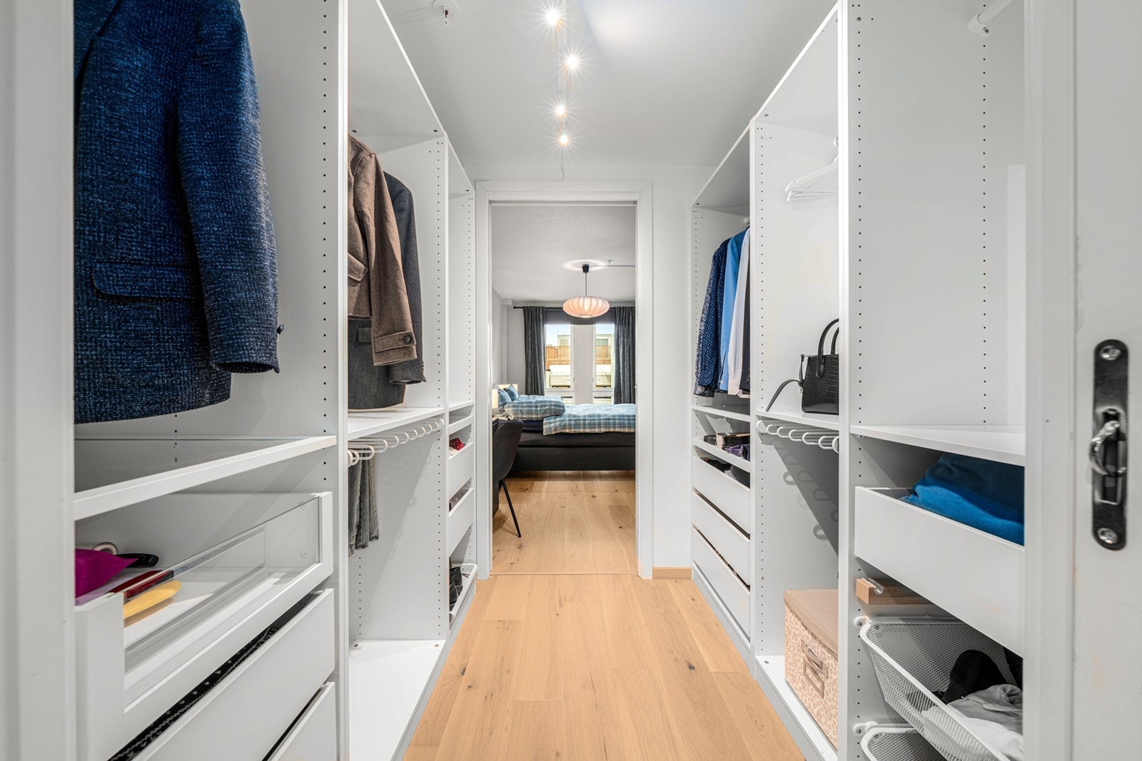 I direkte tilknytning til soverommet ligger en romslig walk-in-garderobe med innredning på begge sider og svært gode oppbevaringsmuligheter. Galleribilde