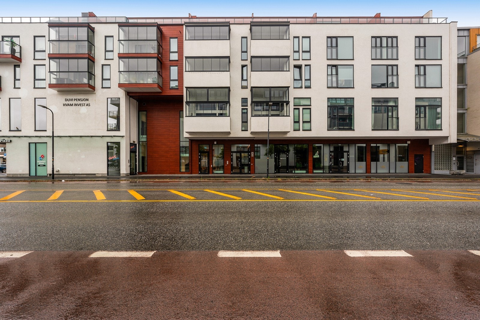 Leiligheten ligger midt i Lillestrøm sentrum, med umiddelbar nærhet til offentlig kommunikasjon og alle byens fasiliteter. Galleribilde