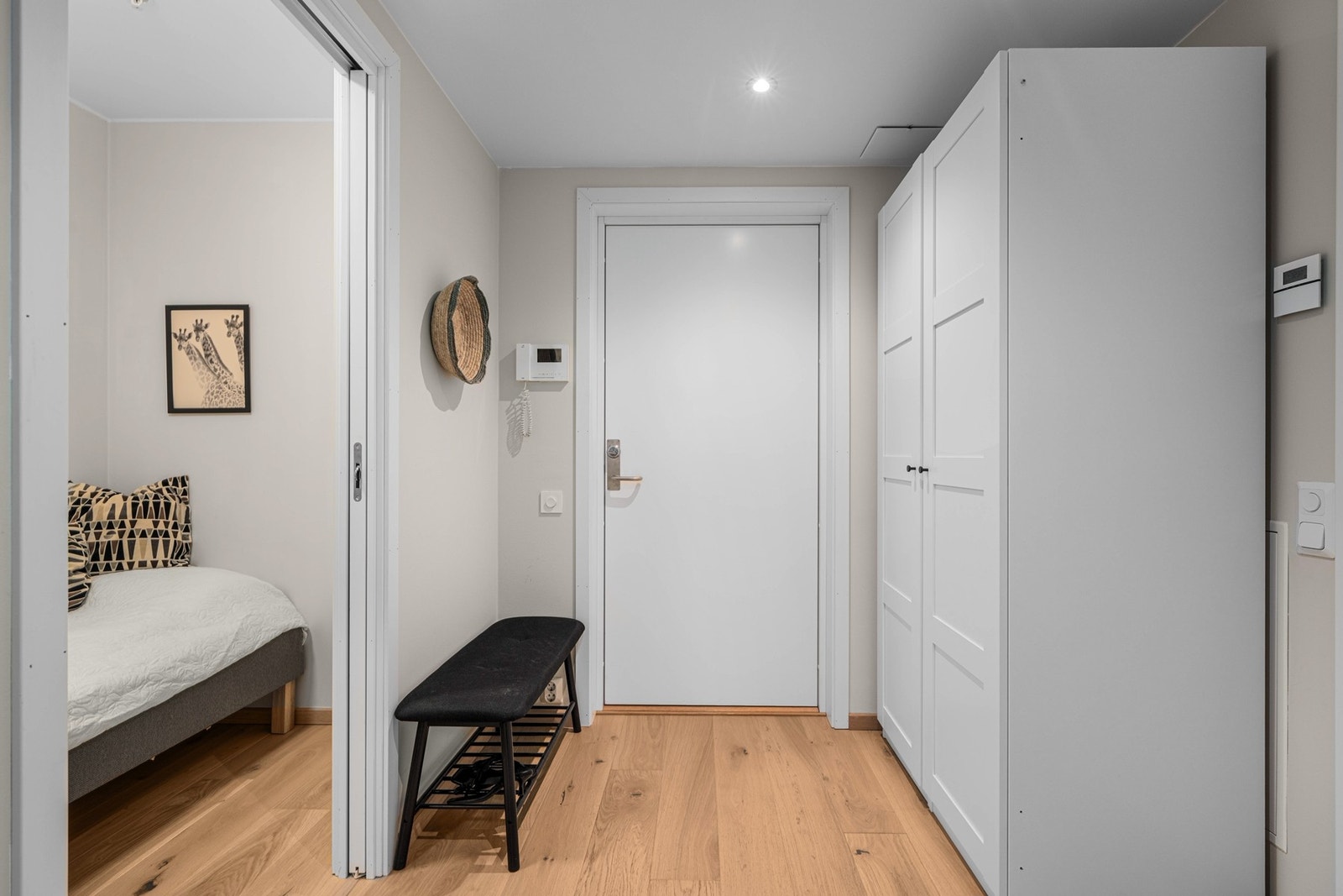 Lys og innbydende entré med parkettgulv og downlights i himlingen. Her er det god plass til oppbevaring av yttertøy og sko. Galleribilde