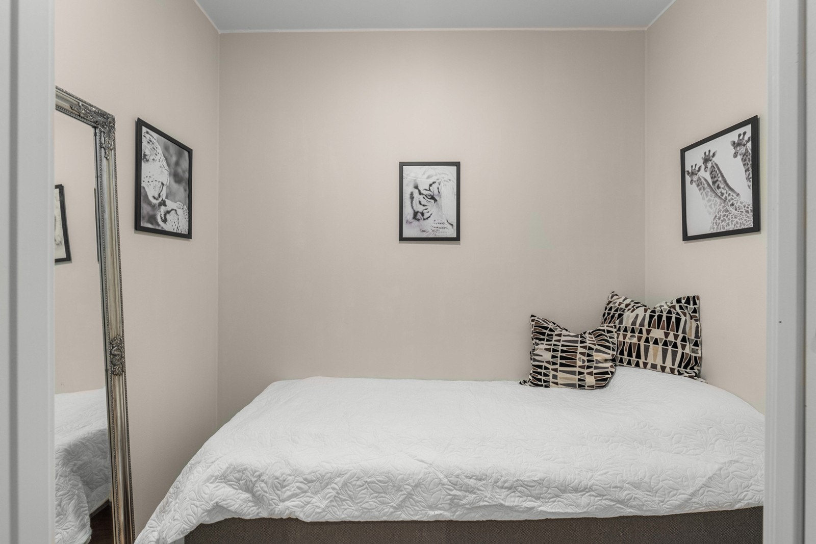 I tilknytning til entréen ligger en innvendig bod som gir ytterligere oppbevaringsmuligheter. Galleribilde