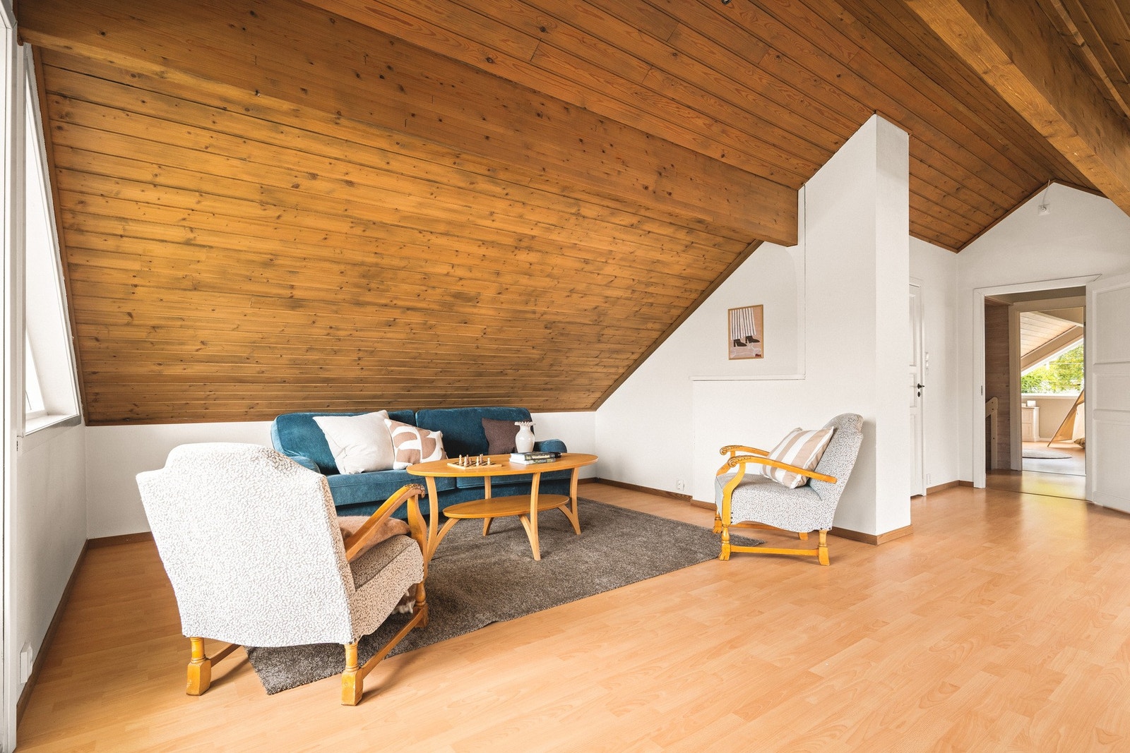 På motsatt side av etasjen finner du et stort disponibelt rom på hele 31,6 m², som i dag er innredet som stue. Galleribilde