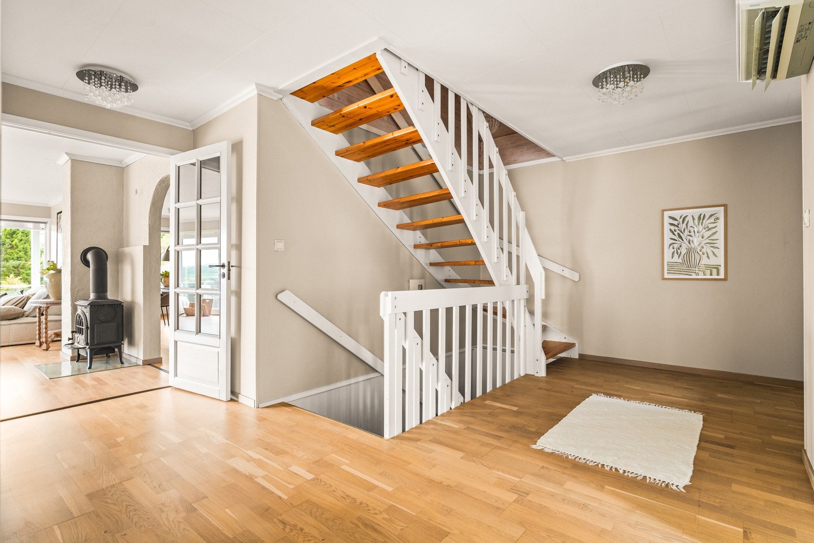 Videre åpner entréen seg mot en romslig gang på 17,6 m², som binder boligens ulike soner sammen og leder videre inn mot stuen. Galleribilde