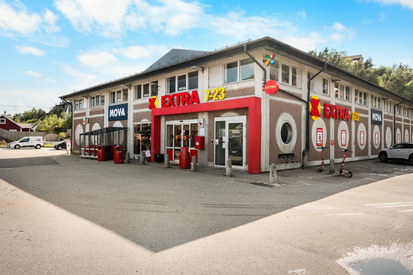 Dagligvarehandel har du også enkelt tilgjengelig, Coop Extra Mathopen bare noen få minutters kjøretur unna. Galleribilde