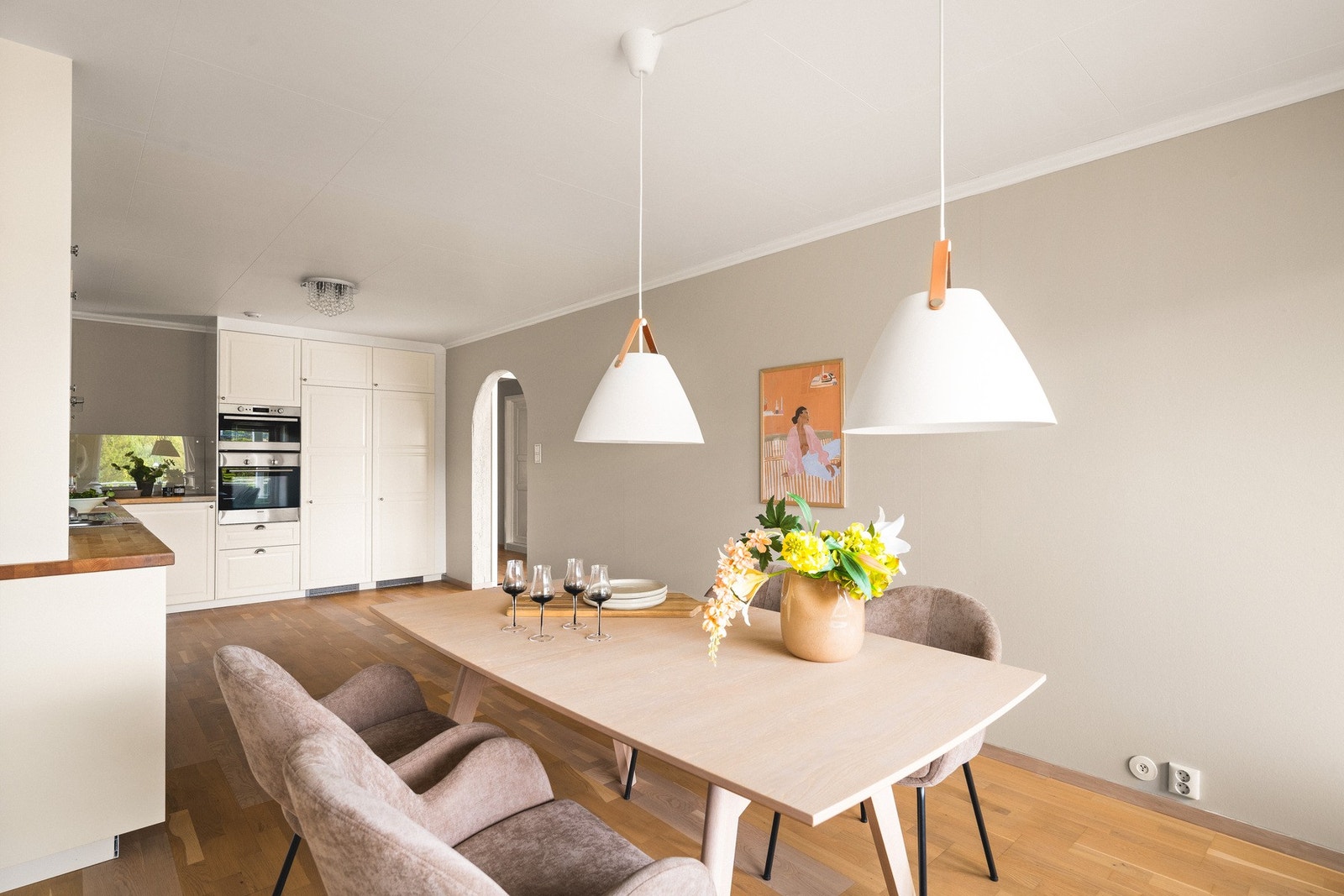 Den romslige utformingen gir god plass til matlaging. Galleribilde