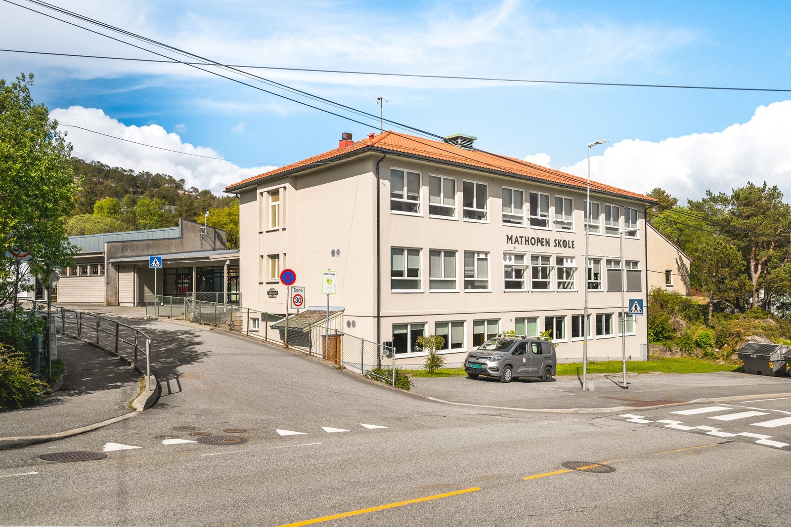 Ikke langt unna finner du barneskole, ungdomsskole og videregående, blant annet Mathopen skole, Olsvik Skole, Sandgotna skole og Laksevåg videregående. Galleribilde