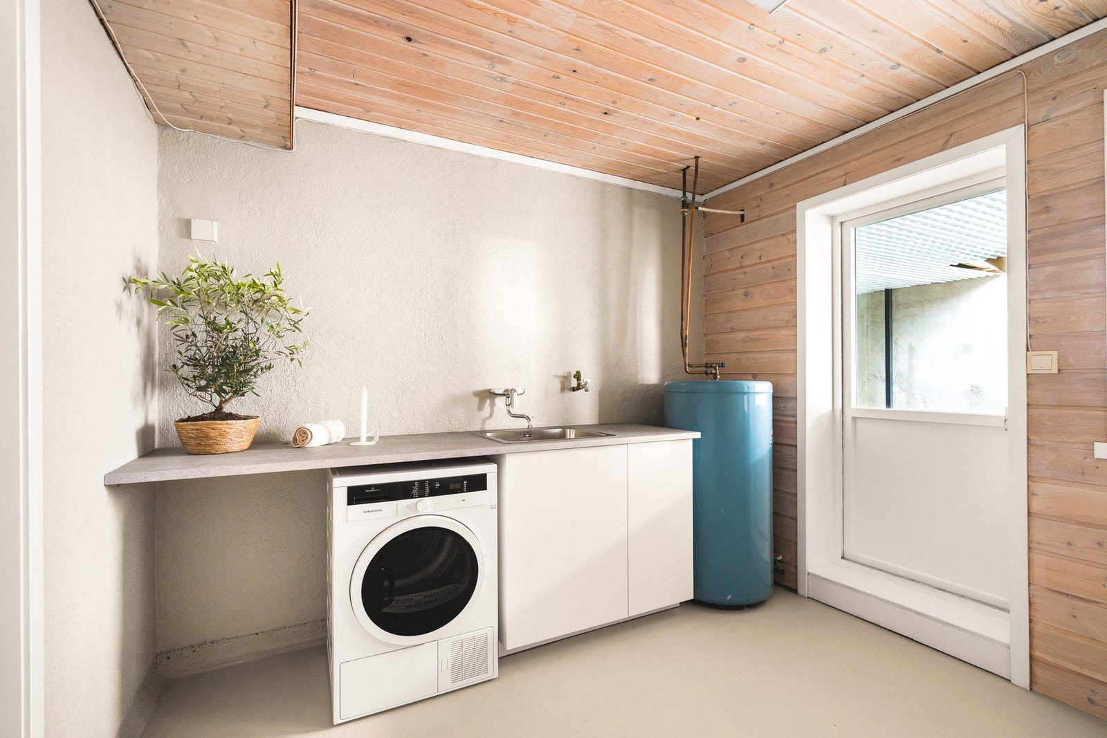 Vaskerommet er godt tilrettelagt for hverdagens gjøremål med opplegg for vaskemaskin, utslagsvask og varmtvannsbereder. Galleribilde