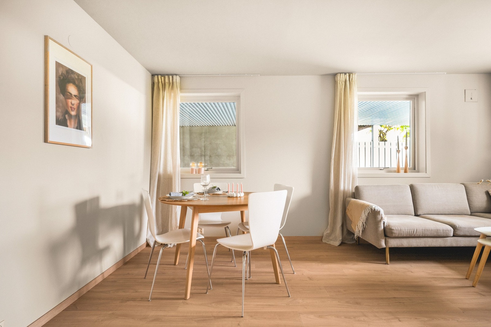 Med sofagruppe, spiseplass. Galleribilde
