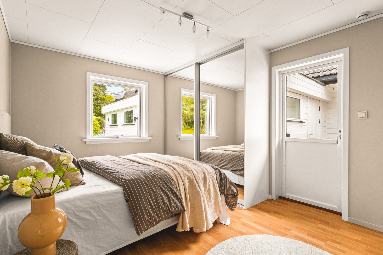 Hovedsoverommet på 13,4 m² er romslig og har direkte utgang til terrassen. Galleribilde