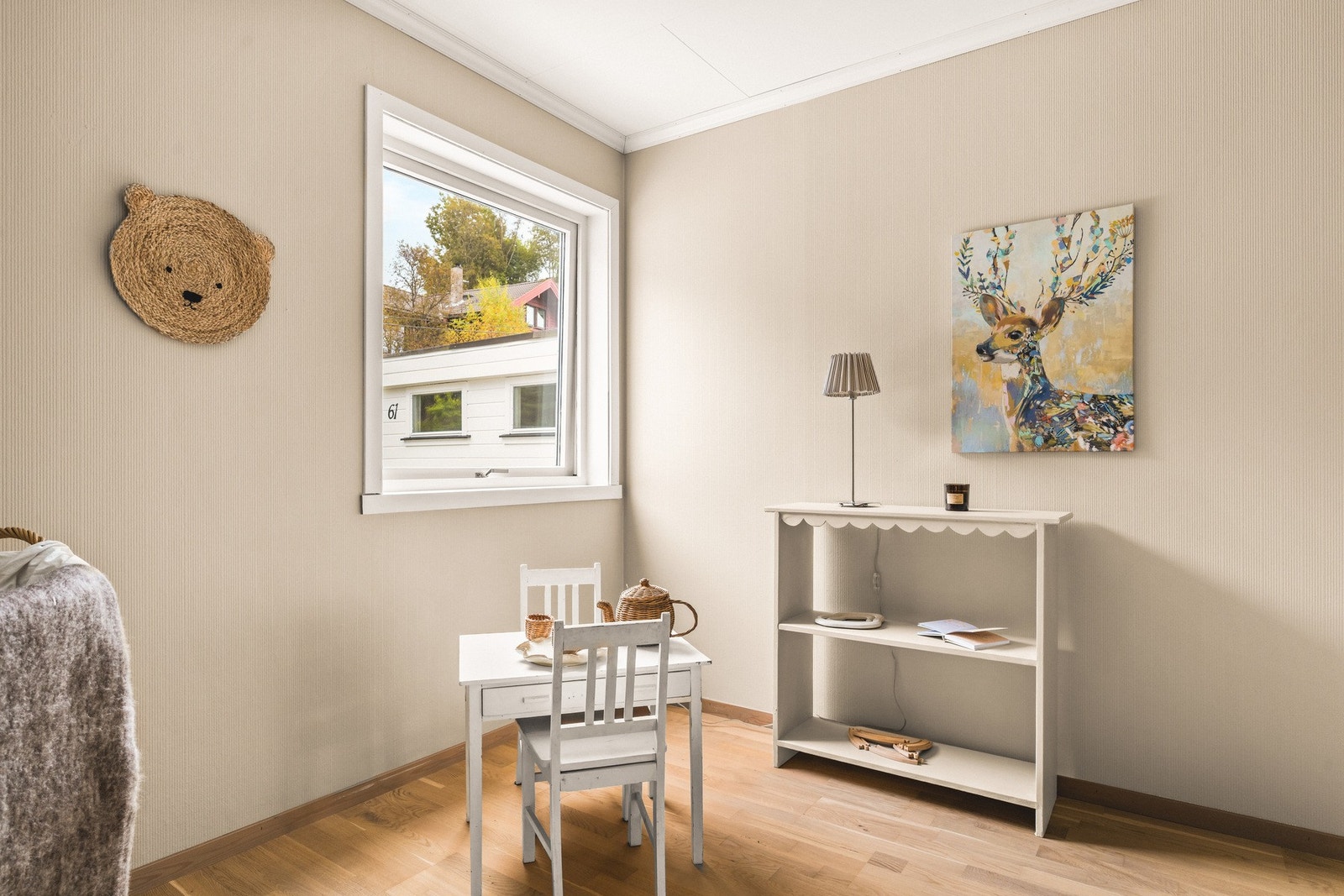 Rommet har god plass til seng, nattbord og garderobeløsning, og byr på flere fleksible innredningsmuligheter. Galleribilde
