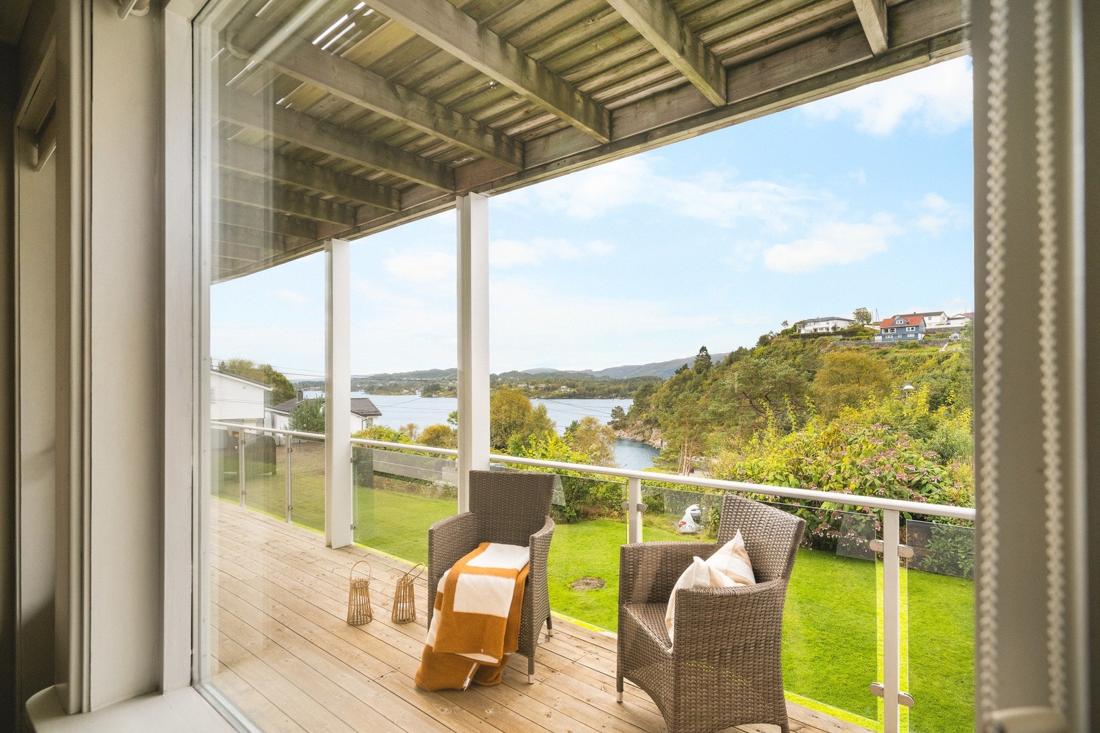 Terrassen byr på rikelig med plass til flere sittegrupper, grill og utemøblement. Galleribilde