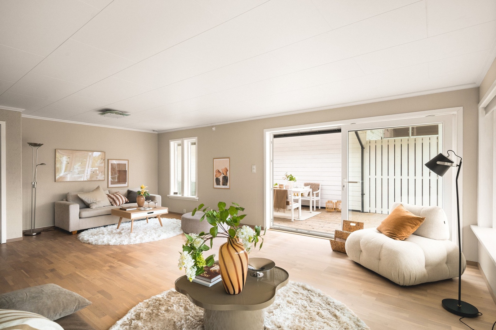 Det er plass til en stor sofagruppe med sofabord og mediemøblement Galleribilde