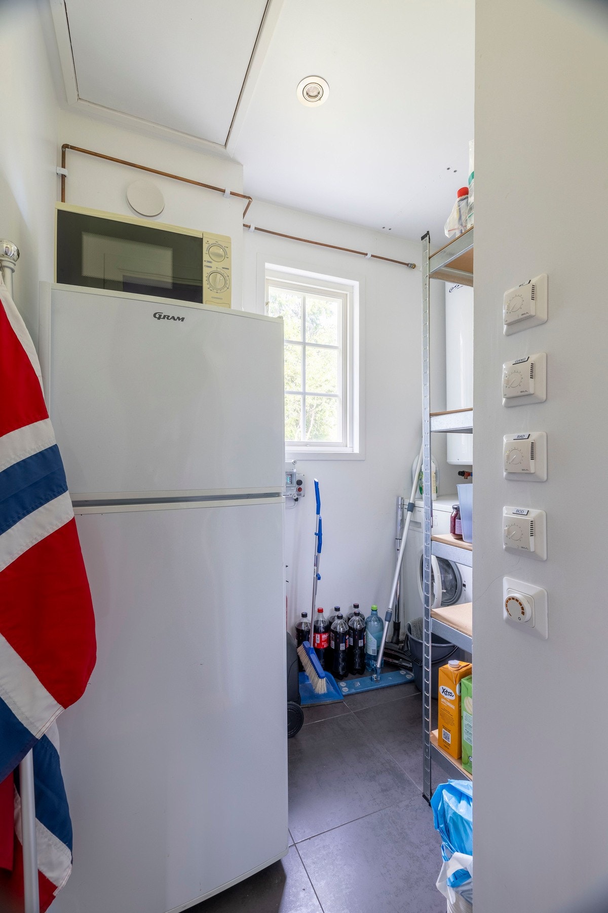 I tilknytning til entréen ligger en praktisk innvendig bod/teknisk rom med flislagt gulv. Galleribilde