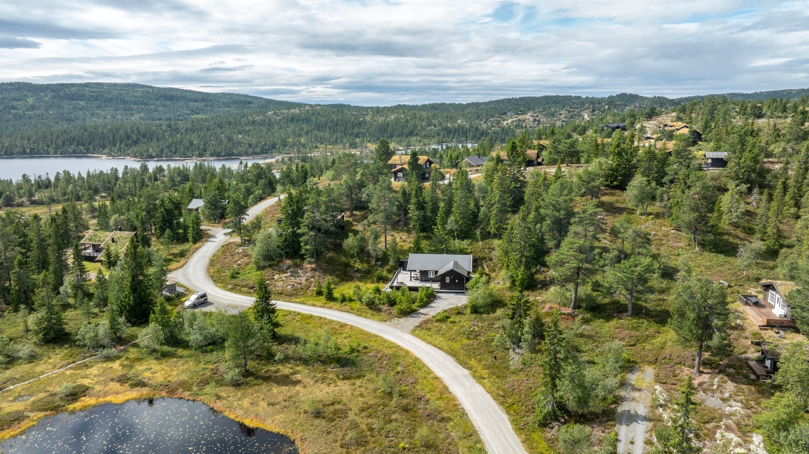 Breili 3 er en sjarmerende eiendom som ligger idyllisk til i Nissedal kommune, omgitt av vakker norsk natur. Galleribilde