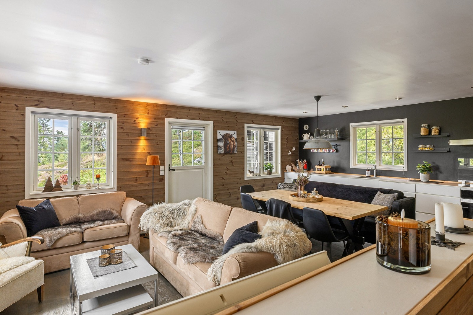 Fra stue-/oppholdsarealet er det direkte utgang til den romslige terrassen på ca. 69 m². Galleribilde