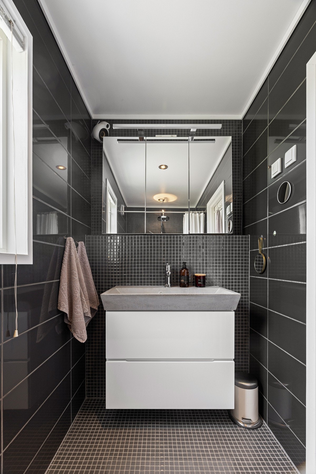 Badet ble oppgradert i 2020 i regi av tidligere eier og har et moderne, mørkt uttrykk. Galleribilde