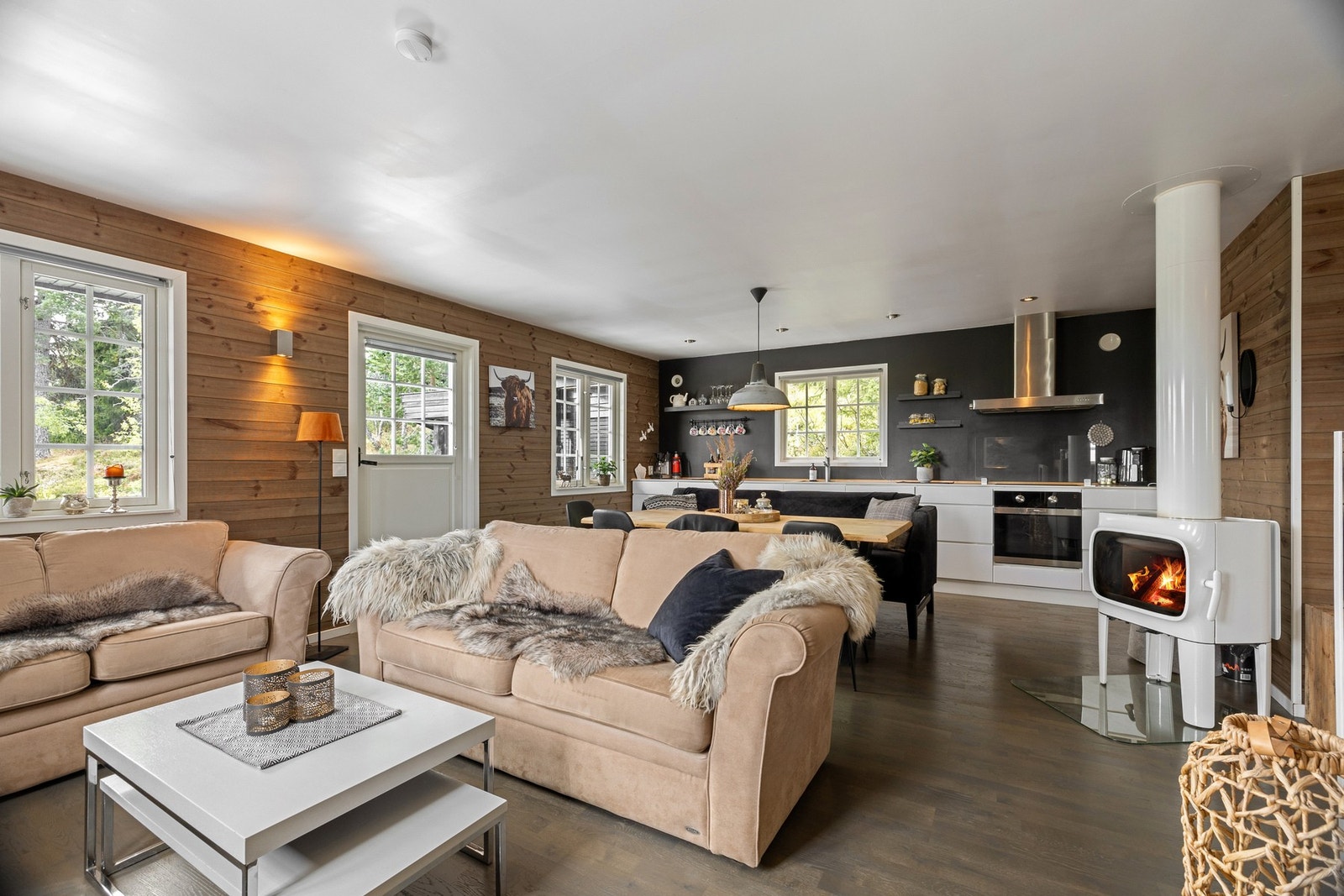 Rommet har laminat på gulv, trepanel på veggene og malt himling, som gir et lunt og helhetlig hyttepreg. Galleribilde