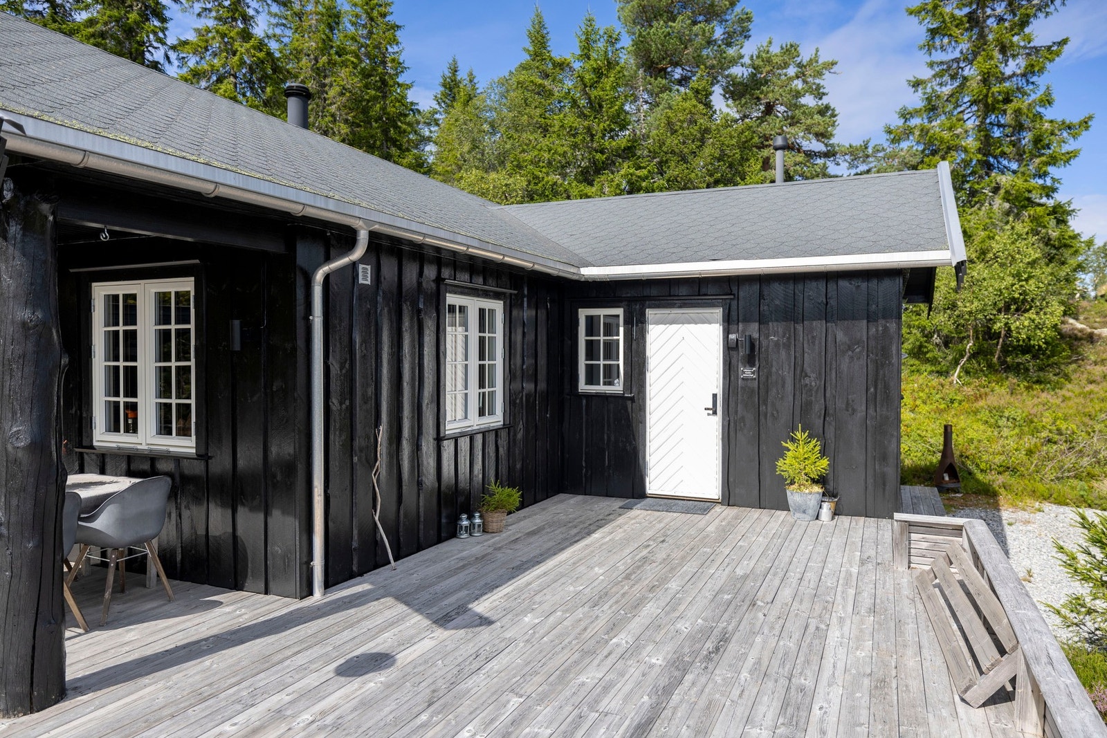 Hytta har en romslig terrasse med gode solforhold og fin tilknytning til utearealene. Galleribilde