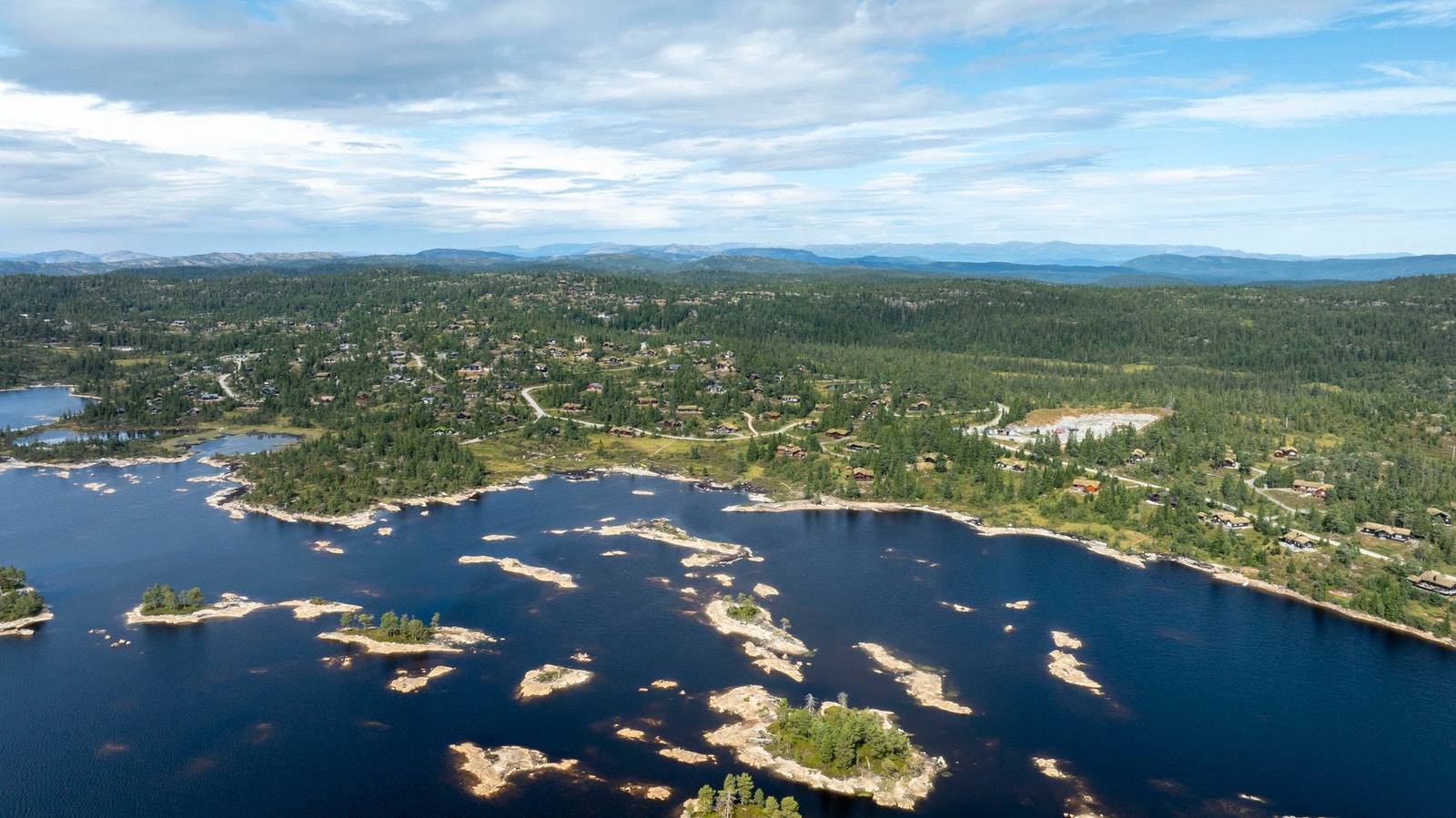 Med vannet like ved døra, vil beboerne kunne nyte fantastiske soloppganger og spektakulære refleksjoner fra naturen, som endres gjennom årstidene. Galleribilde