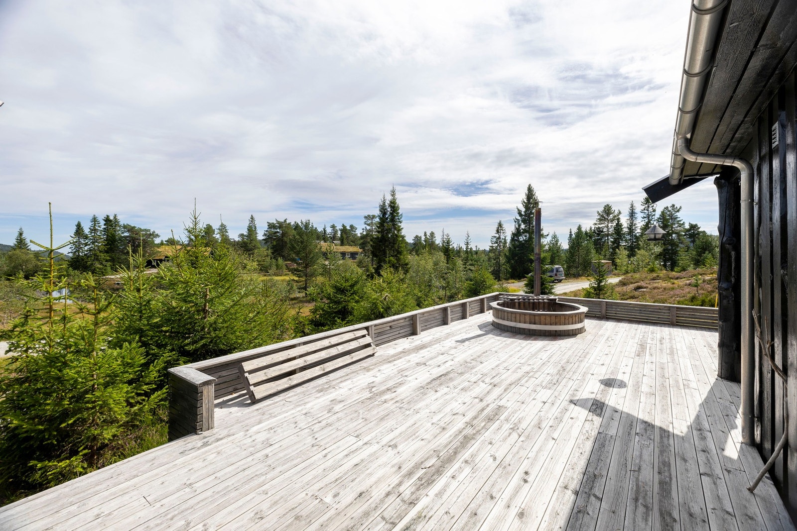 Stor terrasse med god plass til flere sittegrupper og hyggelige soner utendørs. Galleribilde