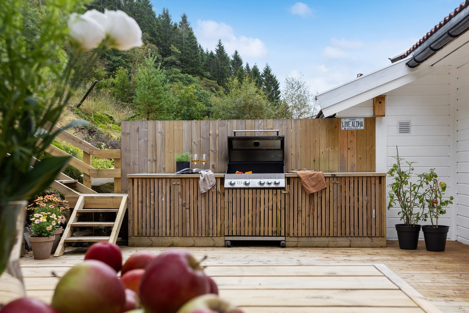 Stor og solrik terrasse med plass til både spisegruppe, grill og sosiale sammenkomster. Galleribilde