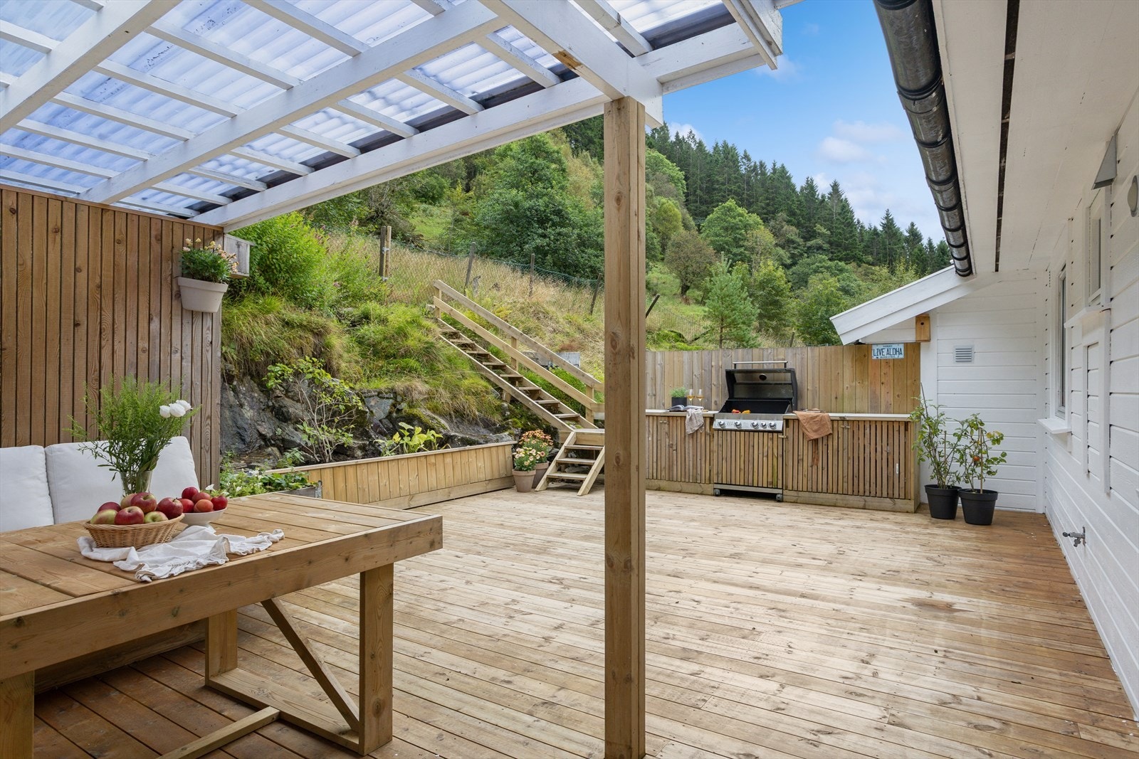 Terrassen er skjermet og innbyr til lange sommerdager med familie og venner. Galleribilde