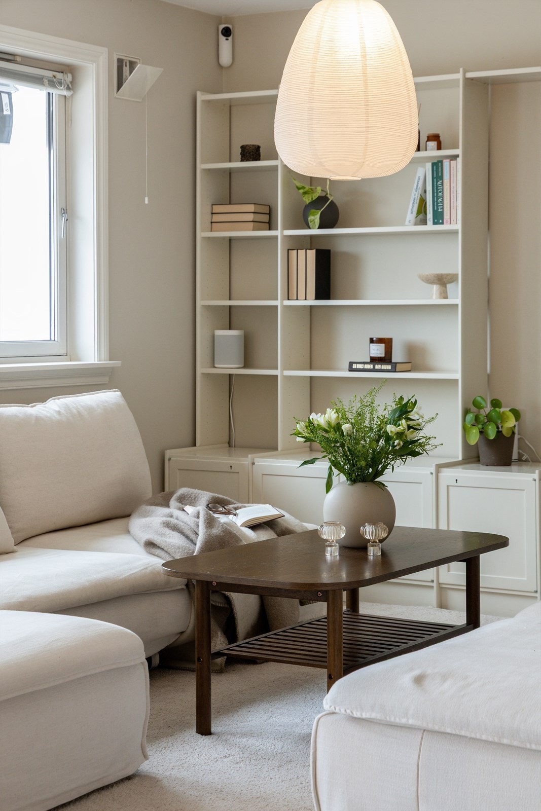 Store vindusflater slipper inn rikelig med dagslys og fremhever den gode romfølelsen. Stuen har direkte utgang til veranda med utsikt og gode solforhold. Galleribilde
