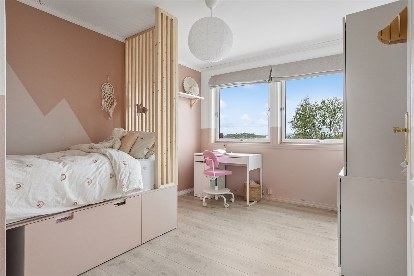 Romslig soverom med god plass til både seng, skrivepult og oppbevaring. Galleribilde
