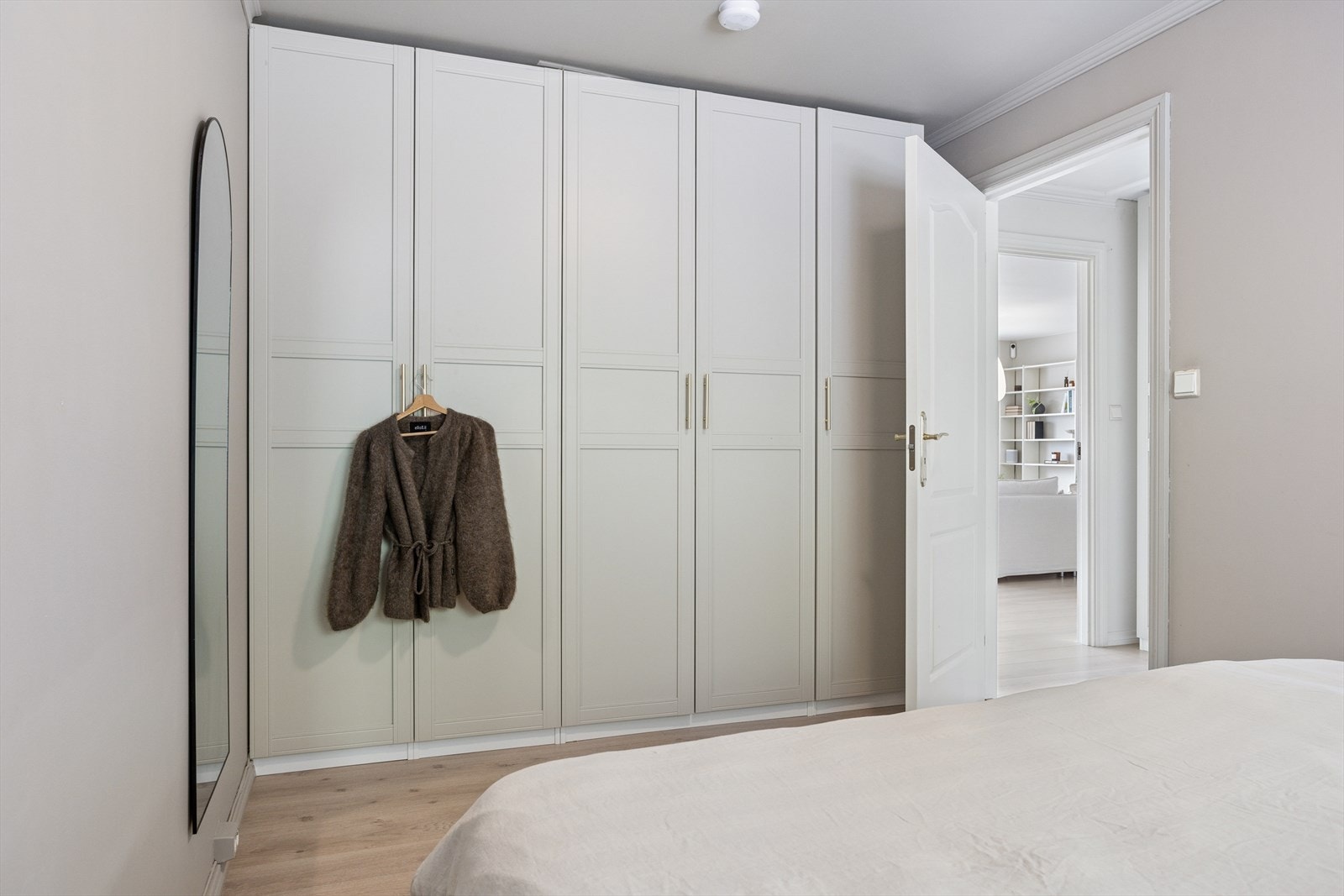 Garderobe med god oppbevaringskapasitet gir et ryddig og funksjonelt soverom. Galleribilde
