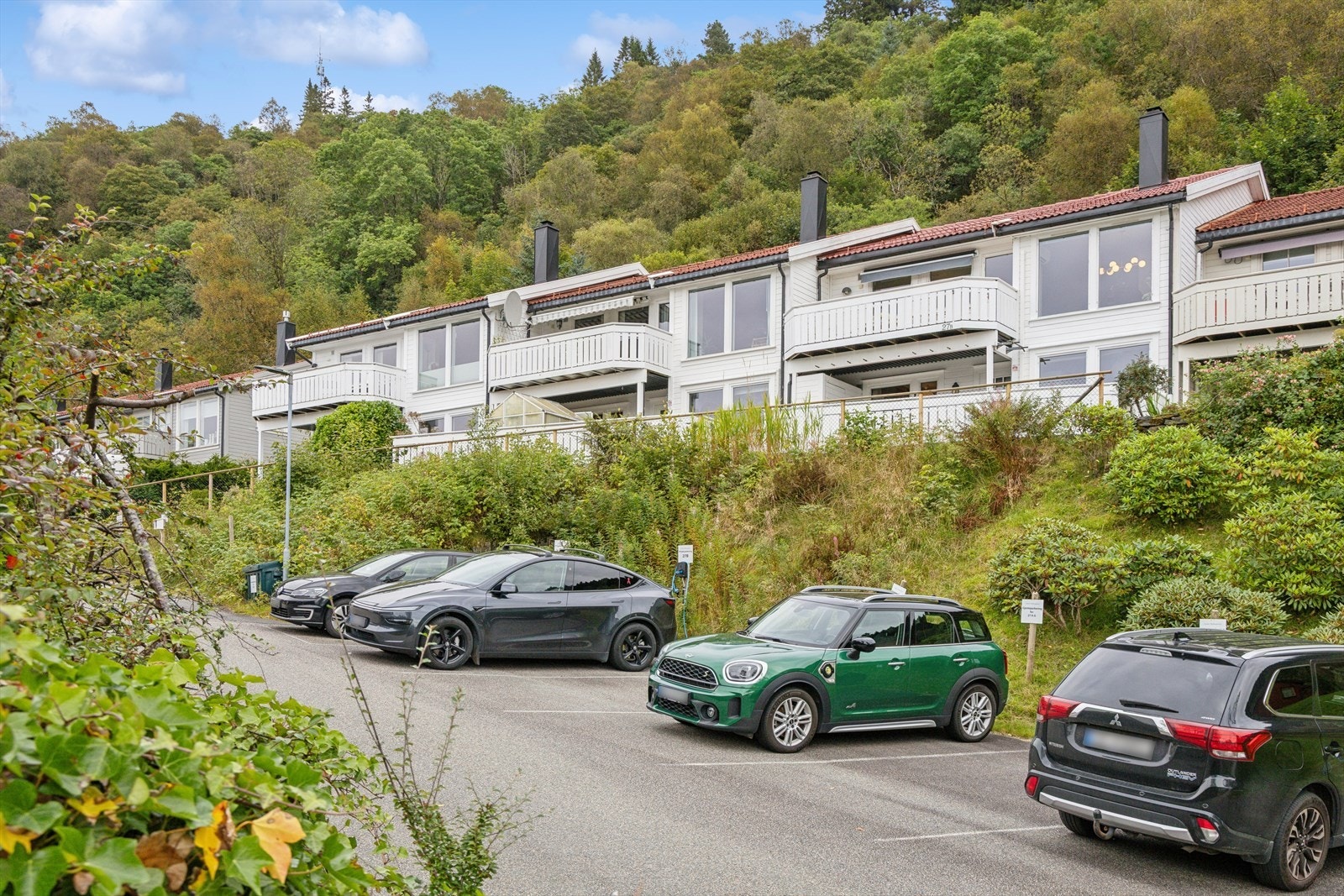 Parkering og gjesteparkering like nedenfor eiendommen. Galleribilde