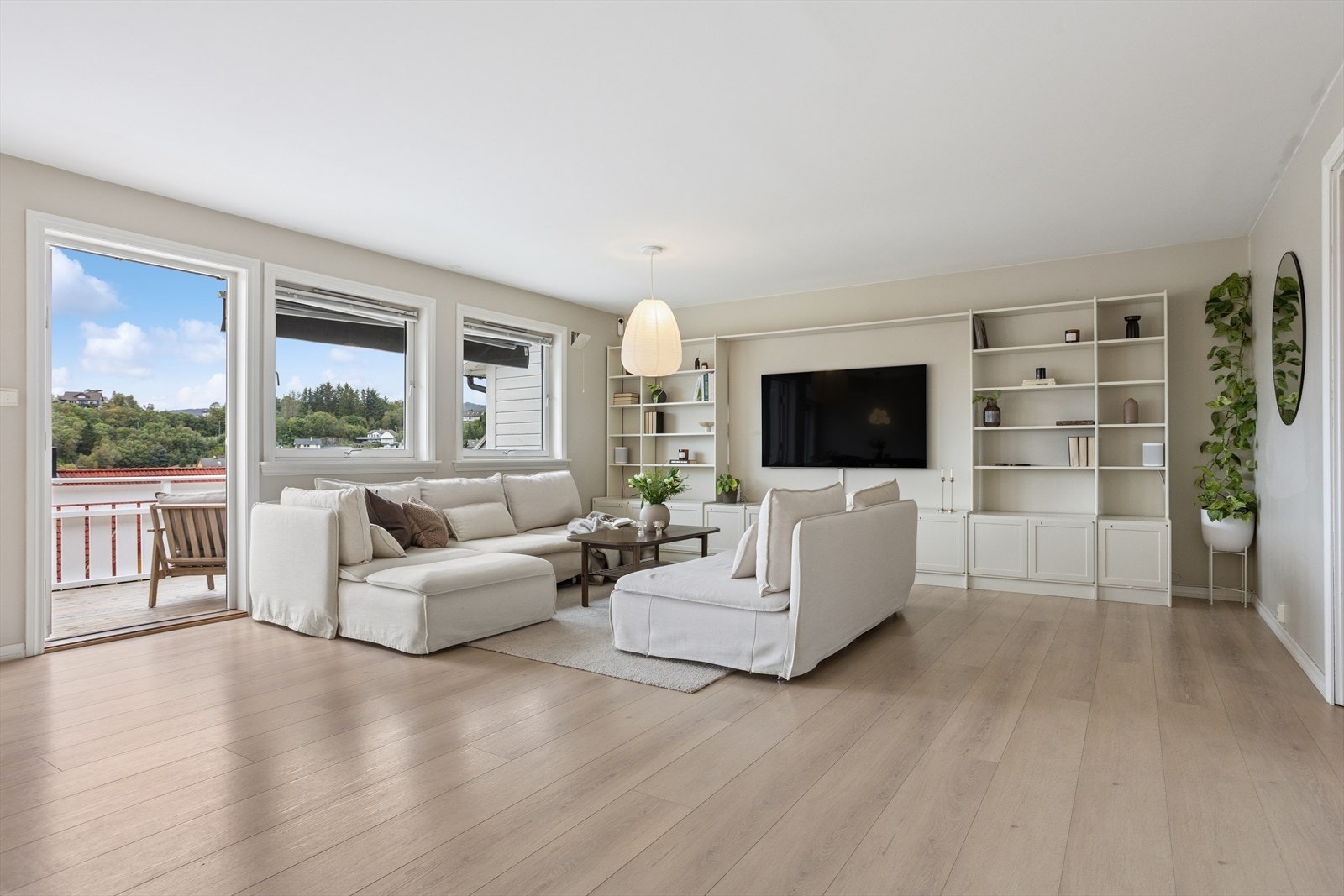 Lys og innbydende stuedel med store vindusflater og god plass til hele familien. Galleribilde