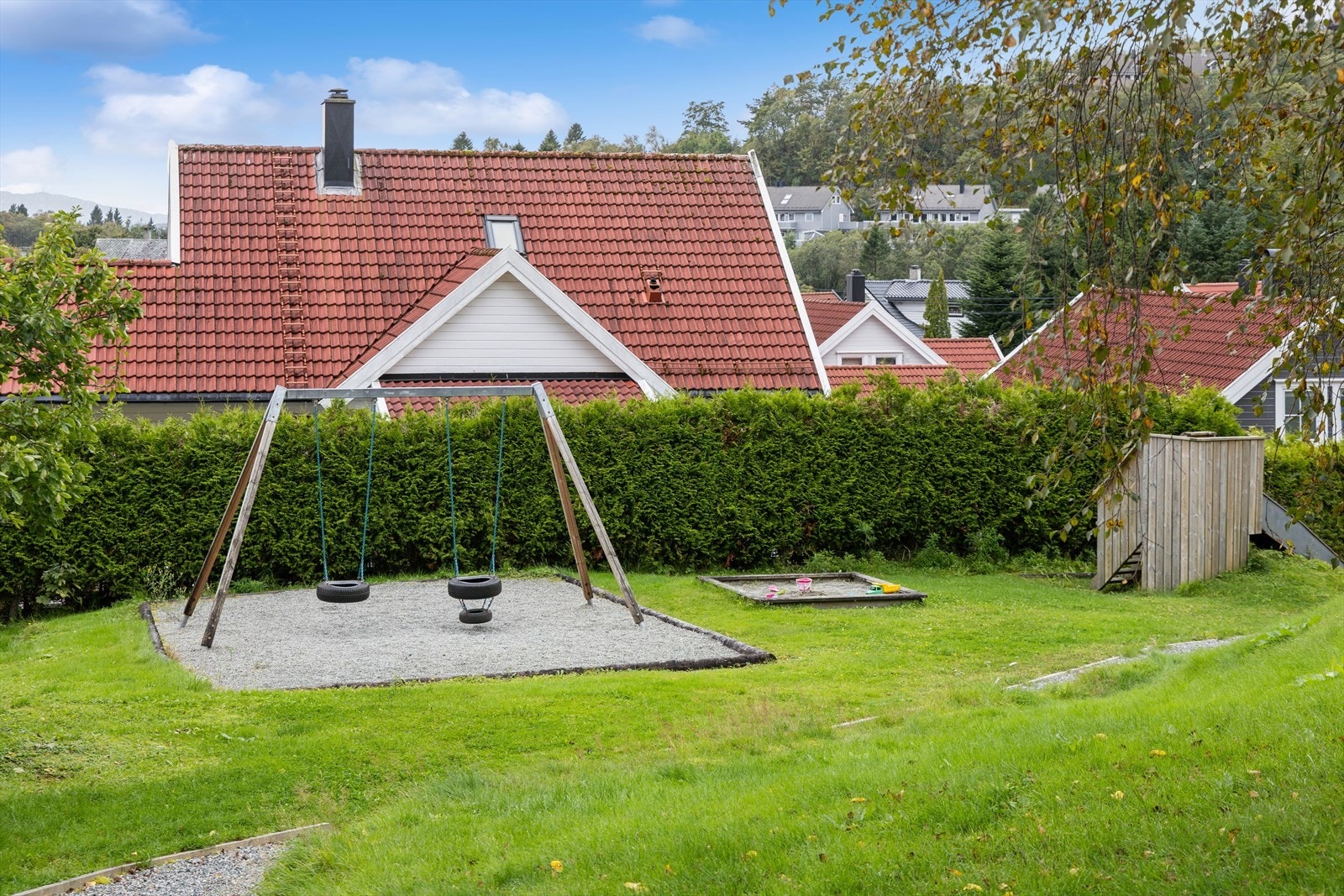 Felles lekeplass i trygge omgivelser, perfekt for familiens yngste. Galleribilde