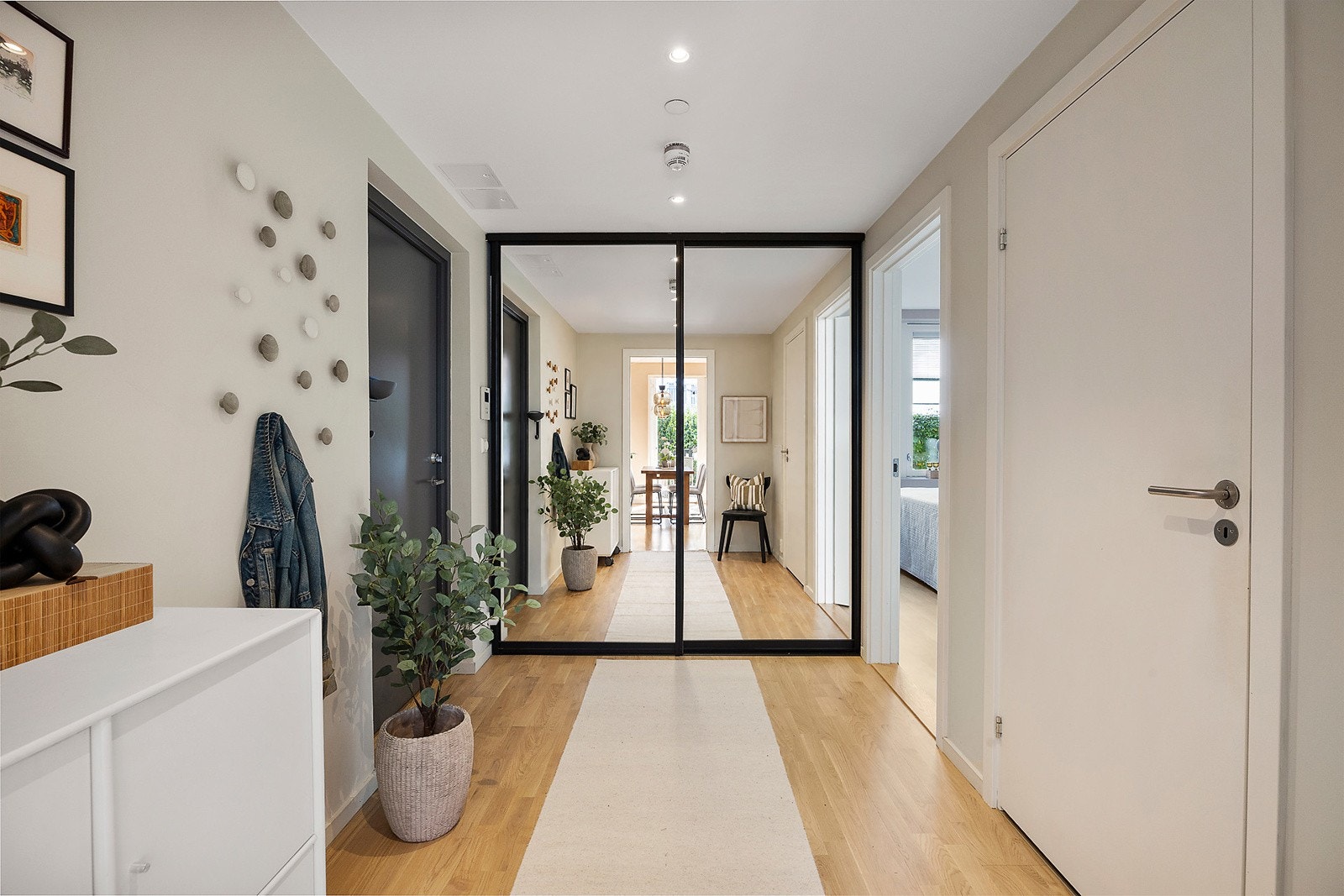 Skyvedørsgarderobe i entré med gode oppbevaringsmuligheter Galleribilde