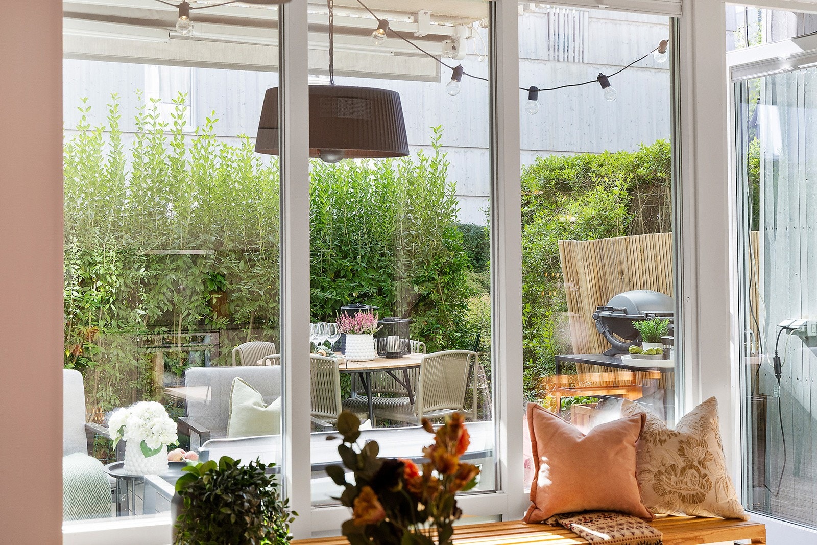 De store vindusflatene slipper inn godt med naturlig lys. Galleribilde