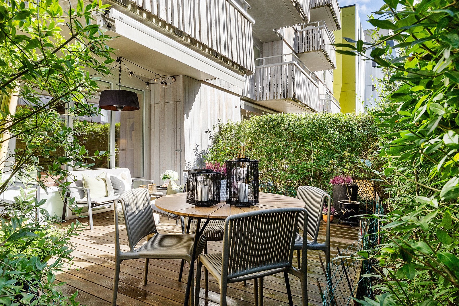 Her får du plass til både en hyggelig sittegruppe, spisebord og grill! Galleribilde