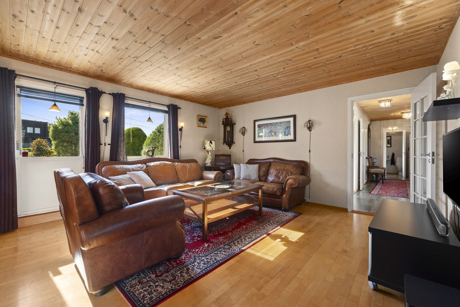 Fra stuen er det utgang til solrik terrasse og hage Galleribilde
