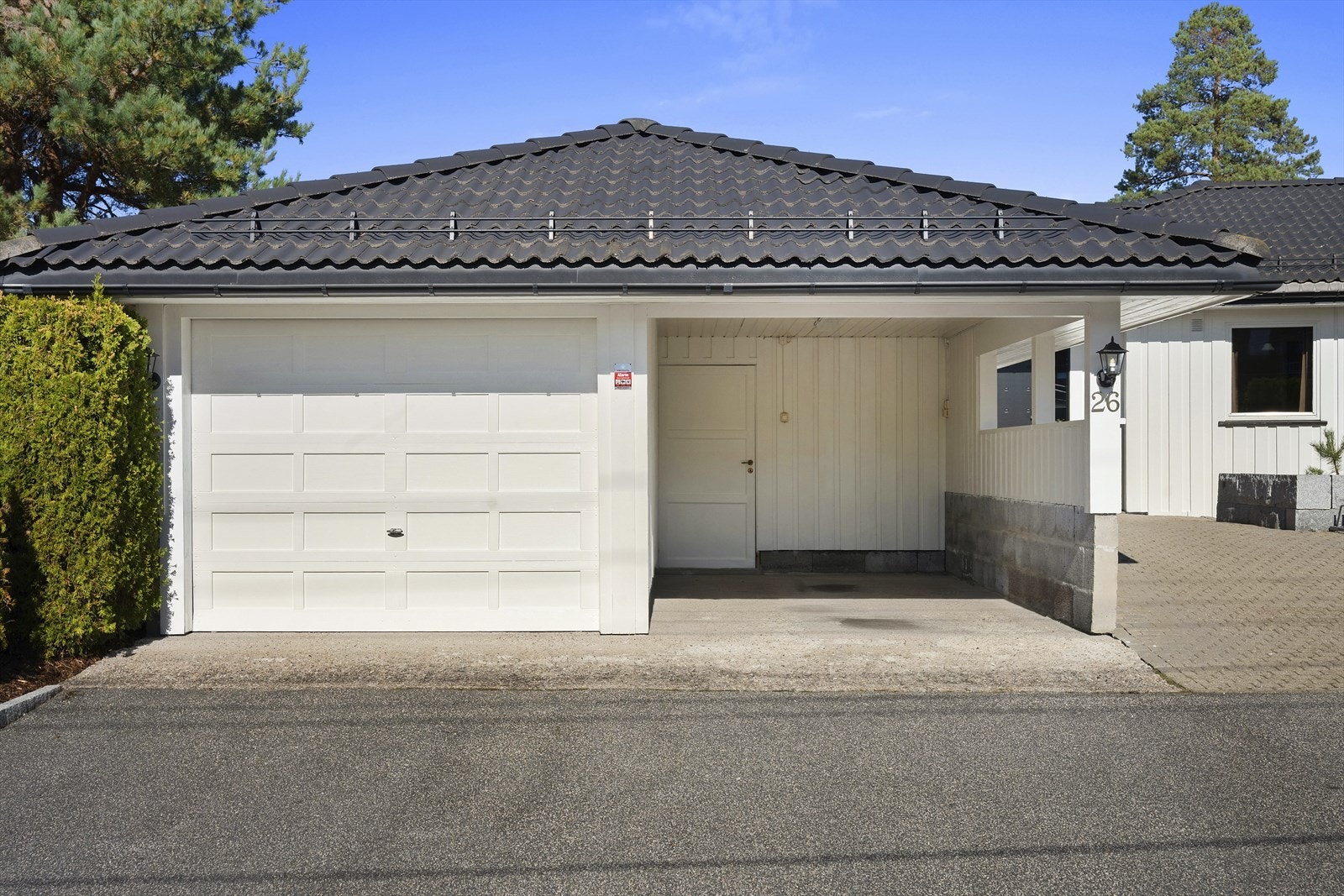 Garasje og carport med tilhørende bod/verksted Galleribilde