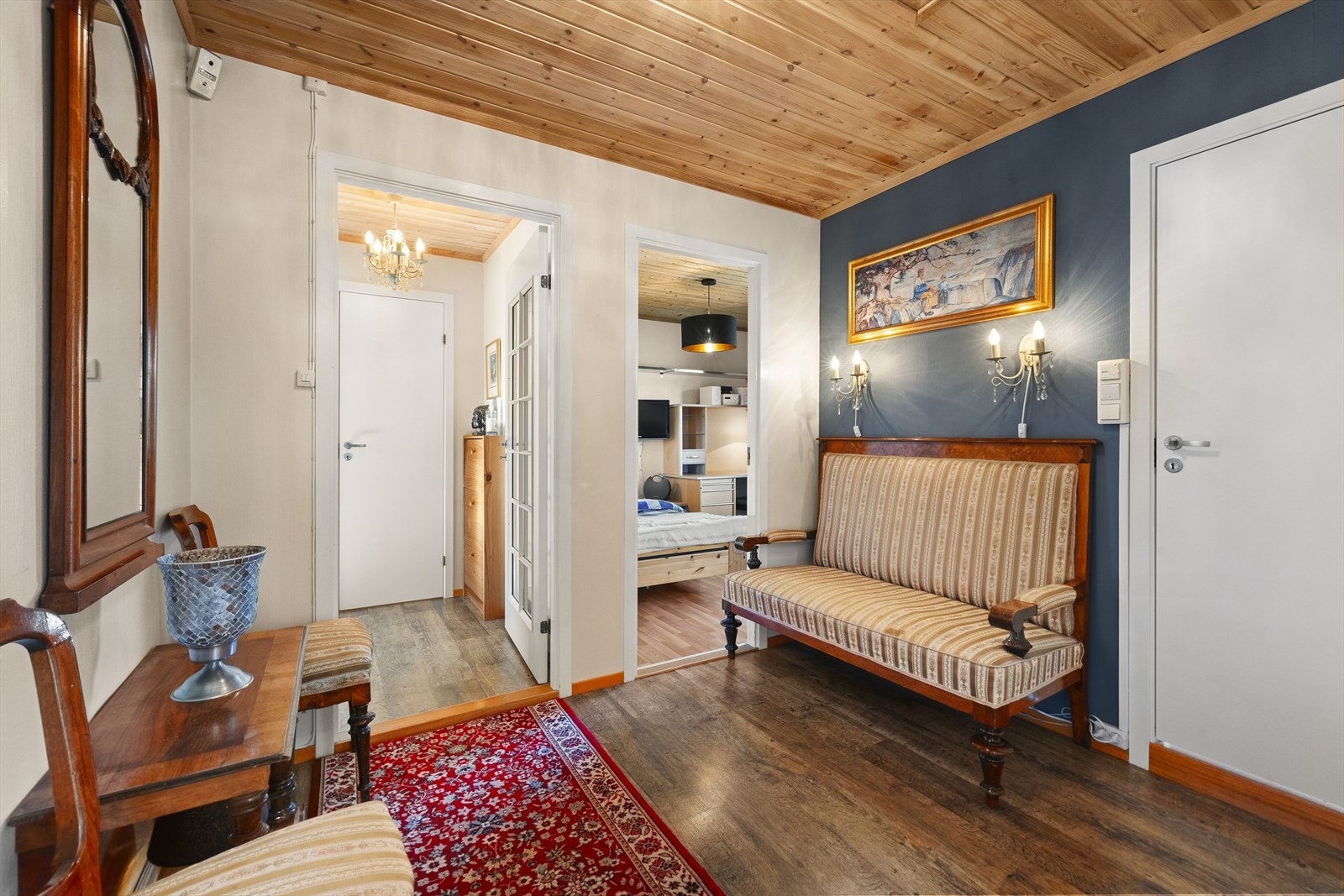 Fra gangen er det videre adkomst til soverom og bad Galleribilde