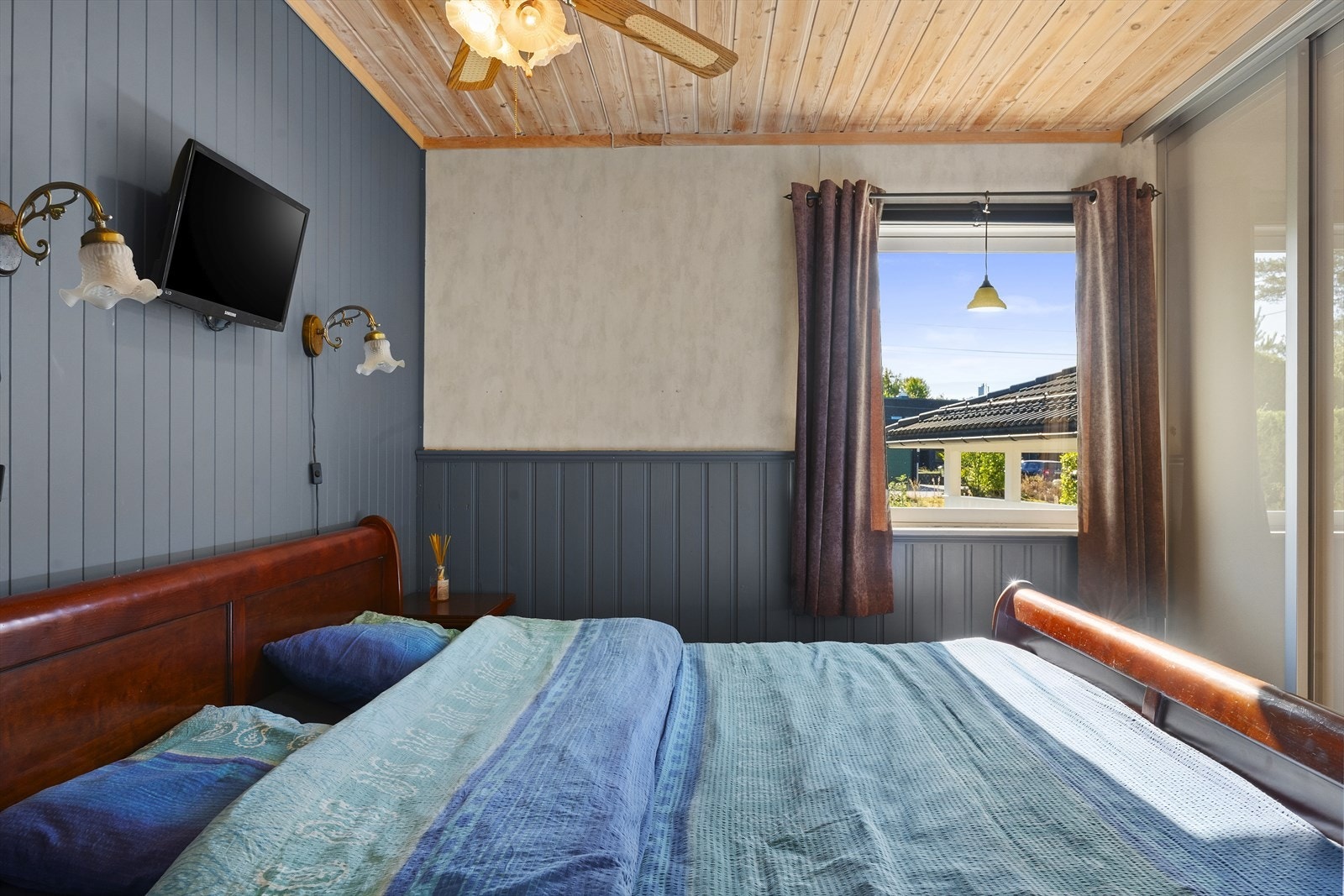 Hovedsoverom har god plass til dobbeltseng og er innredet med skyvedørsgarderobe Galleribilde