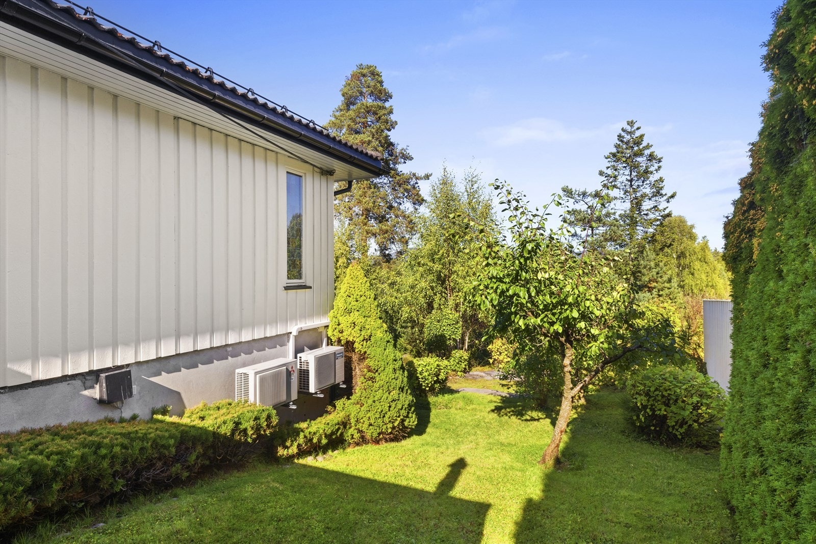 Det er gjennomgående pent opparbeidet uteområdet på hele tomten Galleribilde