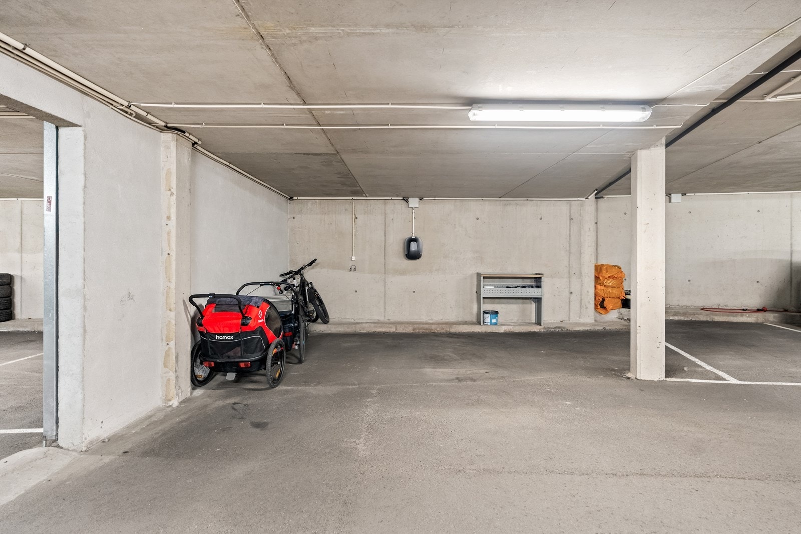Det medfølger to biloppstillingsplasser i felles garasjeanlegg/parkeringskjeller.
Den ene plassen er svært romslig og har el-bil lader Galleribilde
