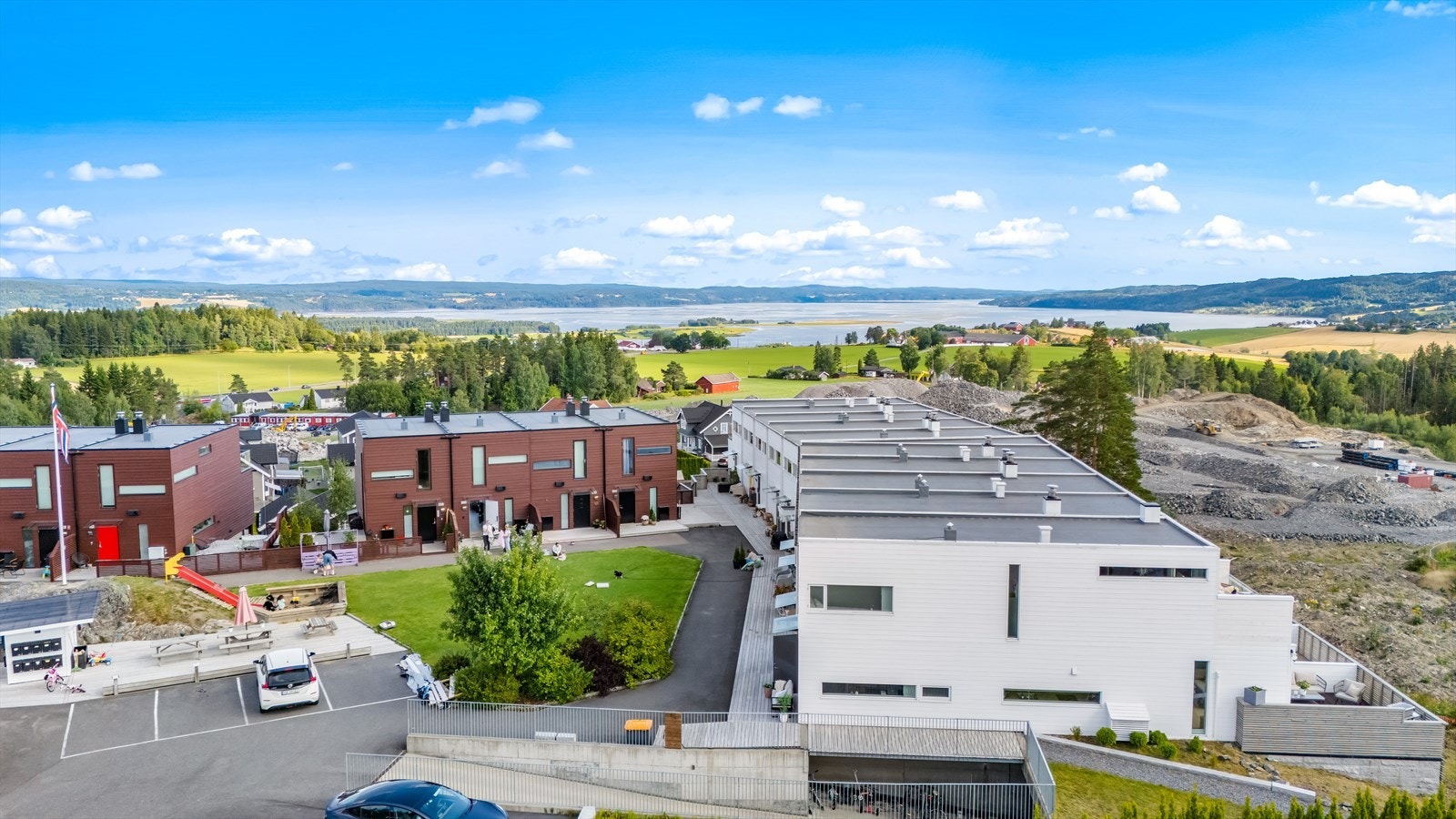 Boligen ligger i et veletablert og barnevennlig område Galleribilde